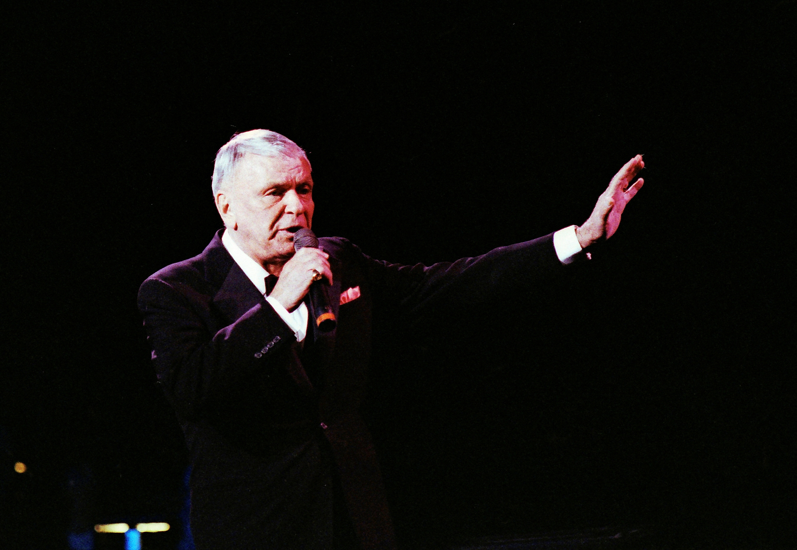 El cantante Frank Sinatra en el Royal Albert Hall de Londres, Gran Bretaña, el 26 de mayo de 1992, 3 años antes de su despedida de los escenarios. REUTERS/Dylan Martinez/File Photo  REUTERS/Dylan Martinez/File Photo