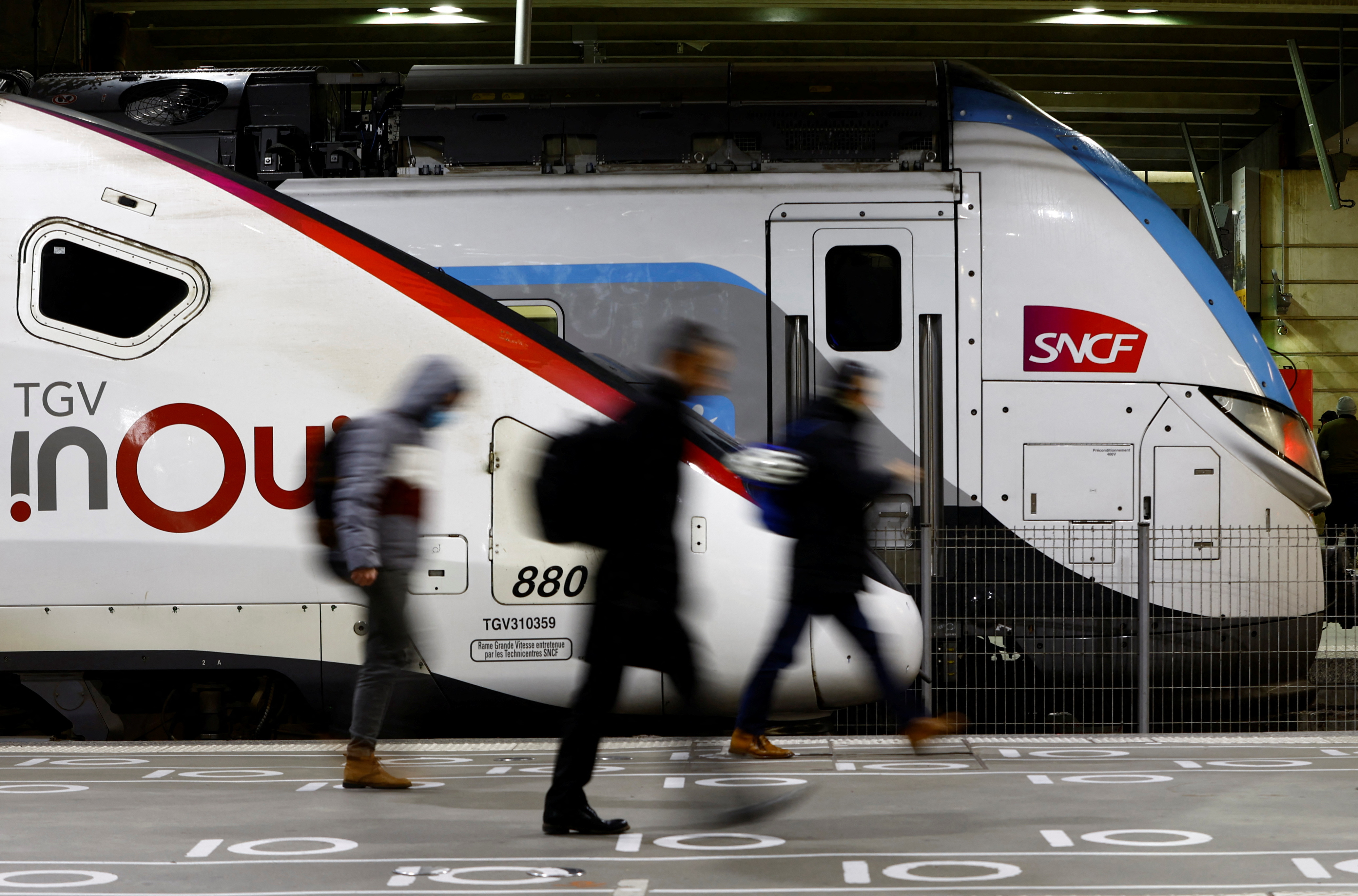 Pasajeros caminan junto a un tren de alta velocidad TGV en la estación de tren Gare Montparnasse durante una huelga de los trabajadores franceses de SNCF en París (Reuters)