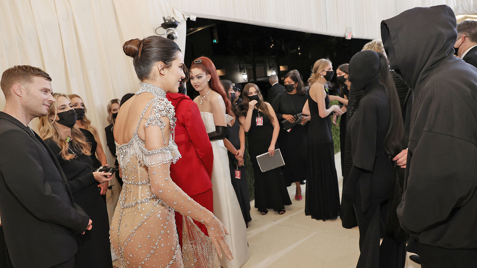 El insólito momento en que Kim Kardashian no vio a su hermana Kendall en la  Met Gala pese a estar frente a ella - Infobae