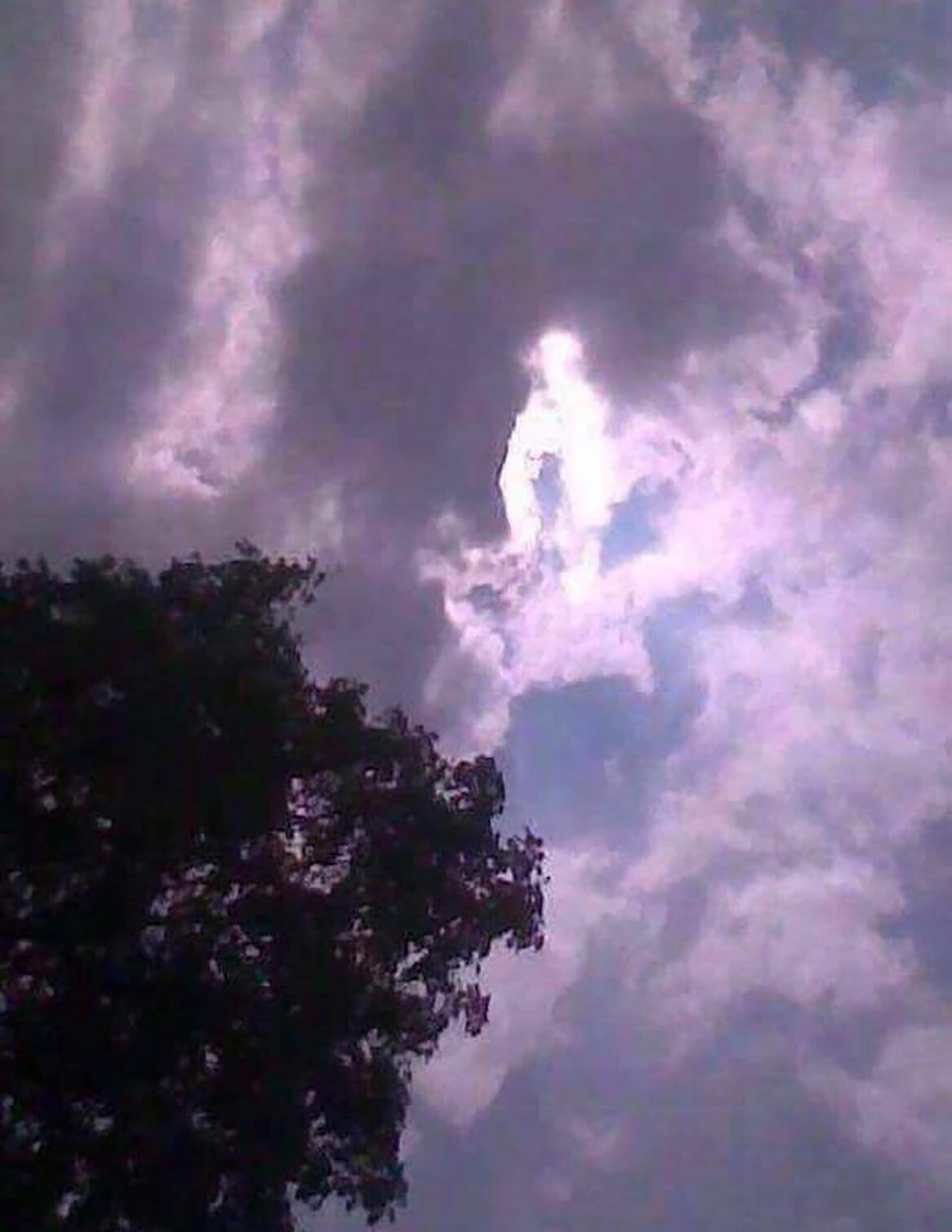 Una nube sobre Vinará con la imagen de la Virgen (Foto: SIDERA MEDIA)