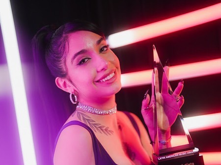 La cantante y su premio (Latin American Music Awards)