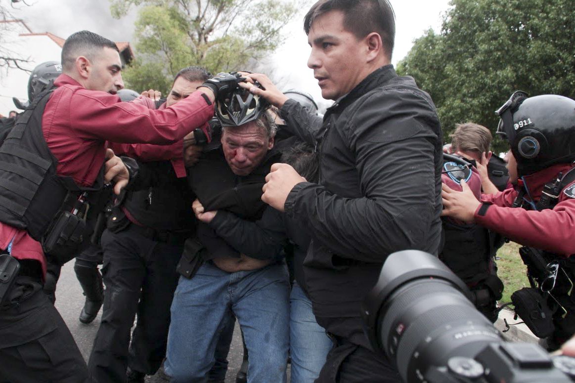 El momento en que Sergio Berni es evacuado por la Policía de la Ciudad de Buenos Aires  (AP Foto/Andrés Pelozo)