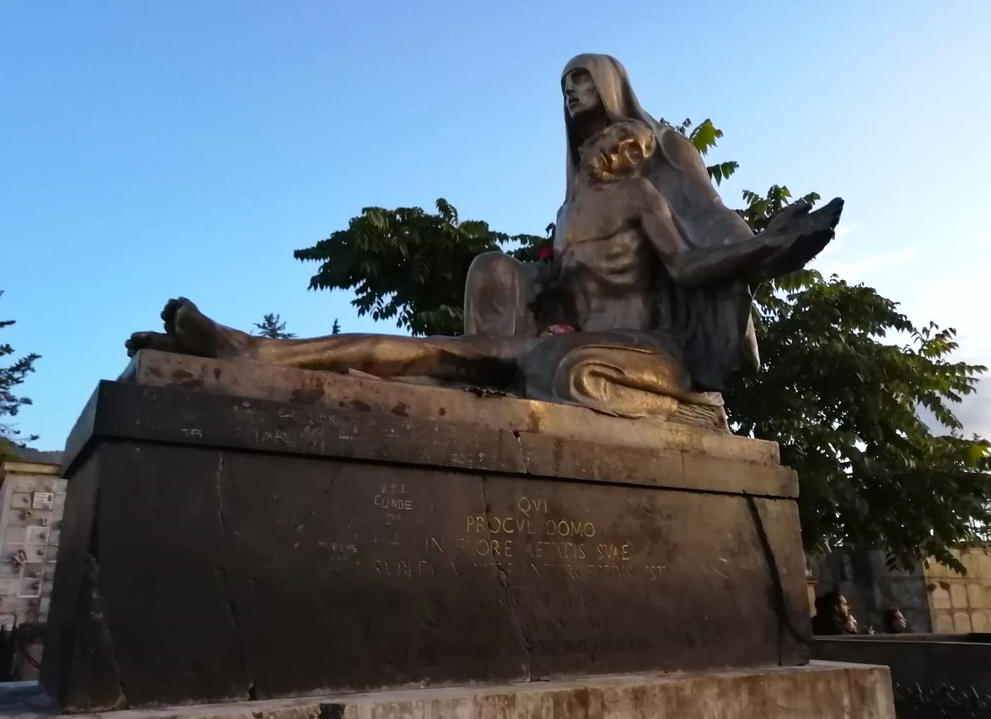 En la imagen, la escultura de 'La Piedad',  tumba de José Ignacio Lago, en el Cementerio Central de Bogotá. Foto: Daniela Gallo Hidalgo-Infobae Colombia