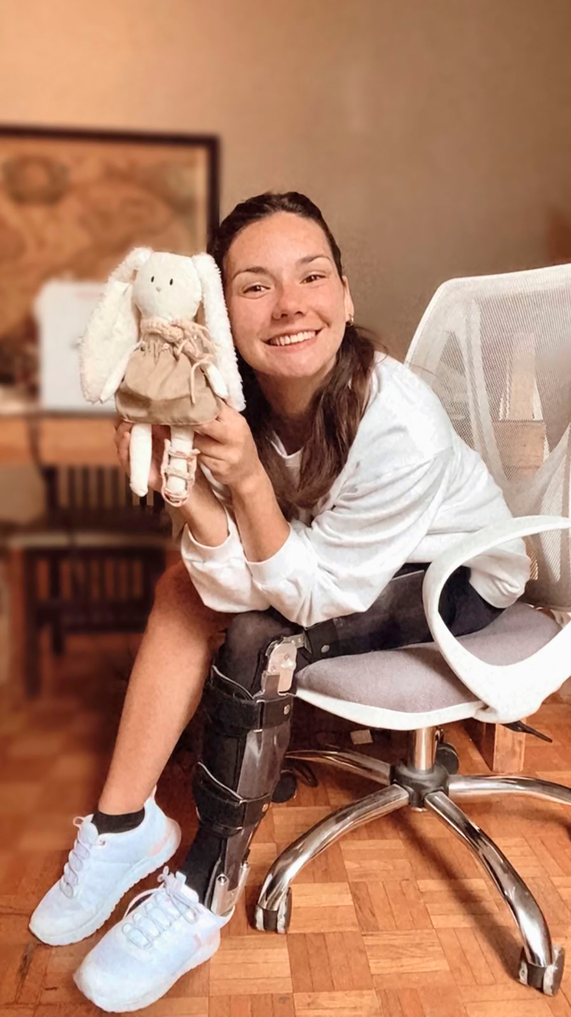 La nueva vida de Noelia, con su ortesis y conejos de tela hechos por sus manos, que le abrió camino a un proyecto solidario