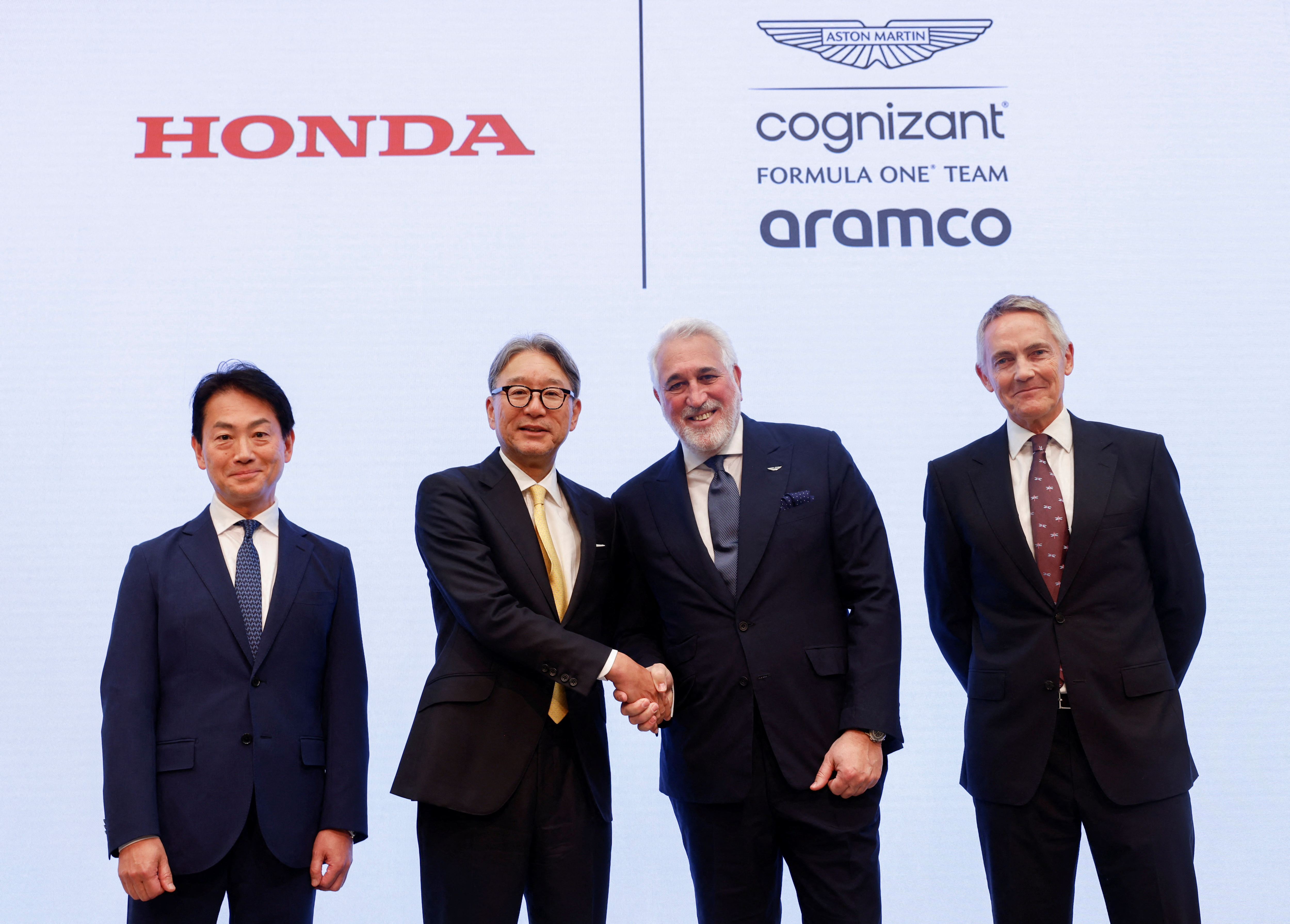 El CEO de Honda Motor, Toshihiro Mibe; el presidente de Honda Racing Corporation, Koji Watanabe; el dueño de Aston Martin, Lawrence Stroll; y el CEO de Aston Martin Performance Technologies, Martin Whitmarsh (REUTERS/Issei Kato)