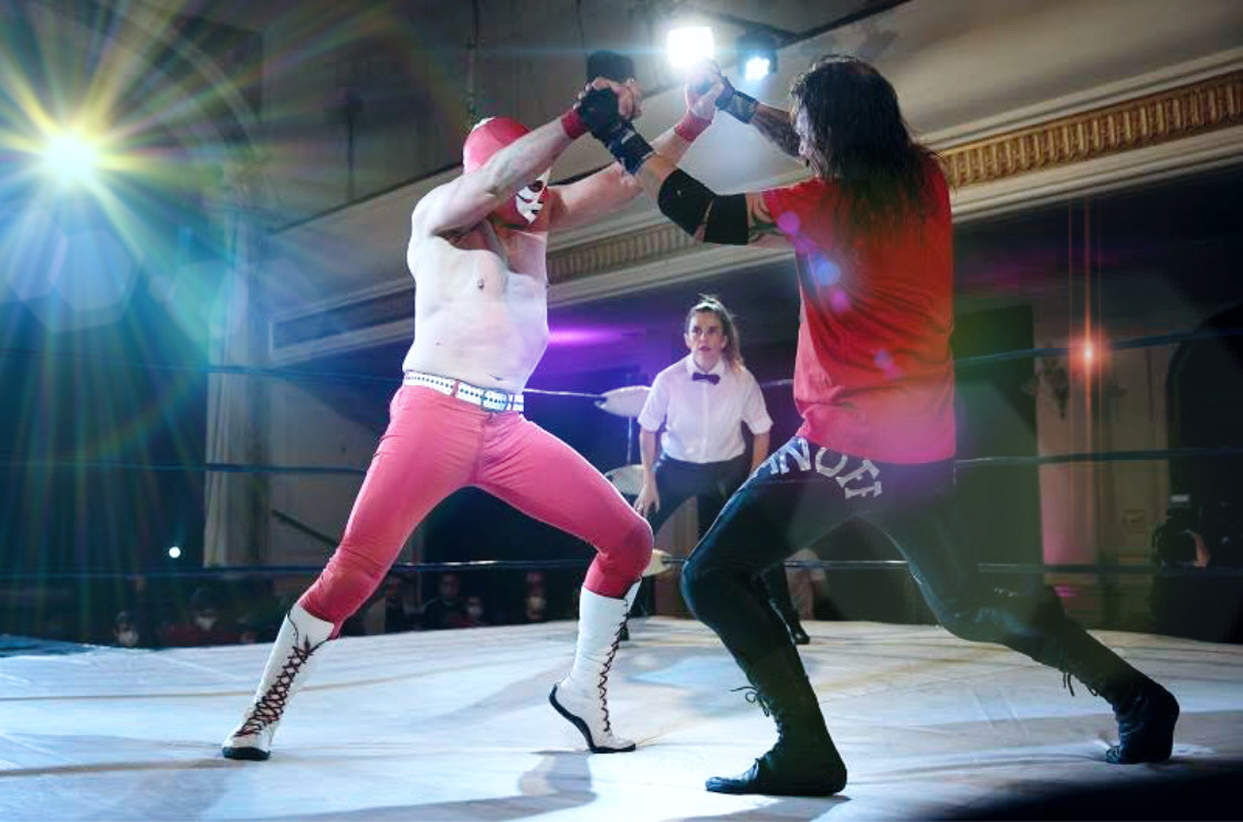 El caballero Rojo  mide sus fuerzas con el campeón Vlad Ivanoff ante la atenta mirada de la Srta Julia, en una de las últimas veladas de Titanes en el ring en el Centro Armenio