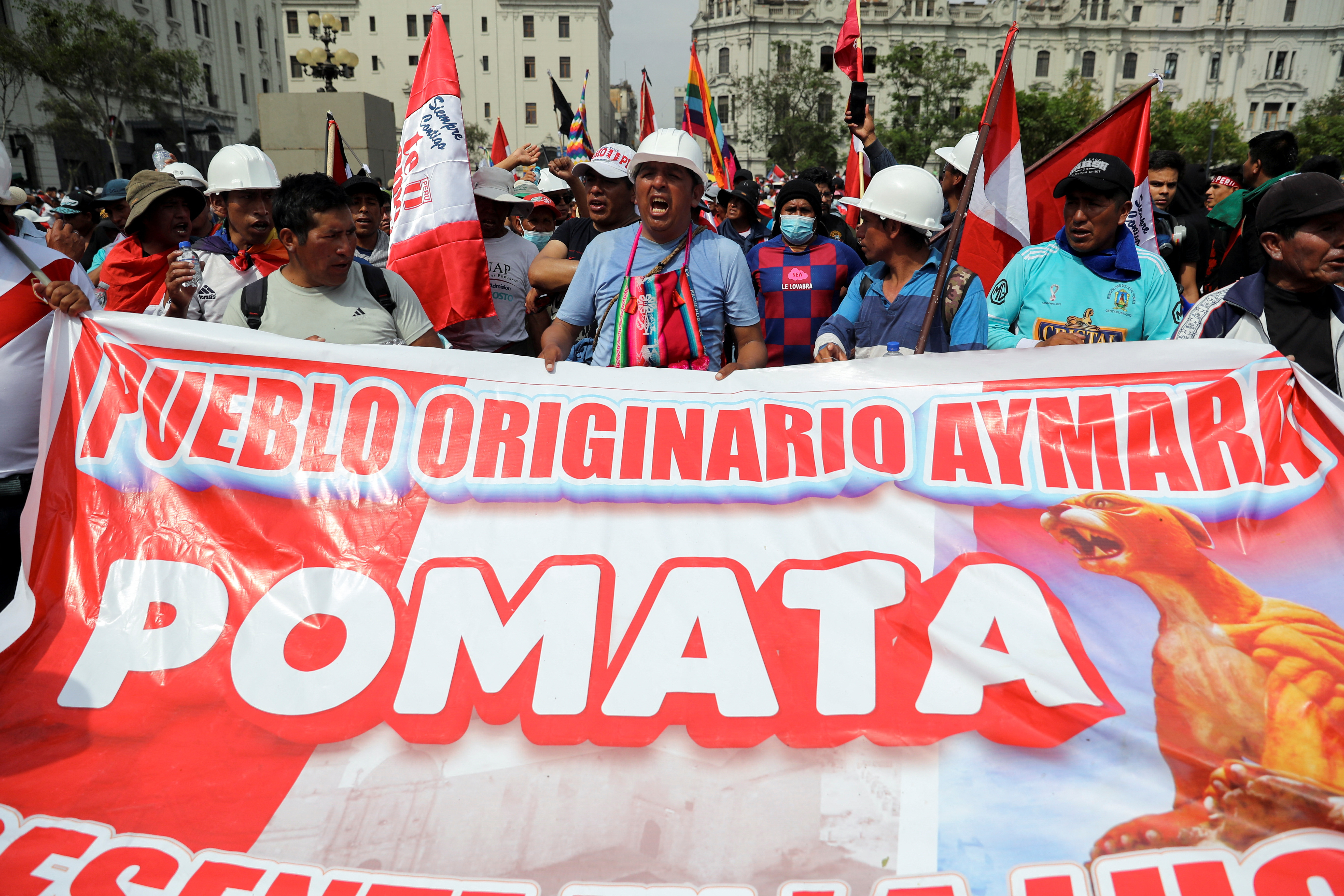 Los manifestantes sostienen una pancarta mientras toman parte en la marcha 'Tomar de Lima' para manifestarse contra la presidenta de Perú, Dina Boluarte. REUTERS/Sebastian Castaneda