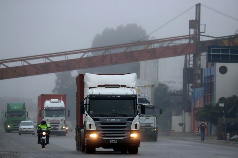 El lunes que viene uno de los sectores del transporte de cargas realizarán un paro nacional. (REUTERS/Marcos Brindicci)
