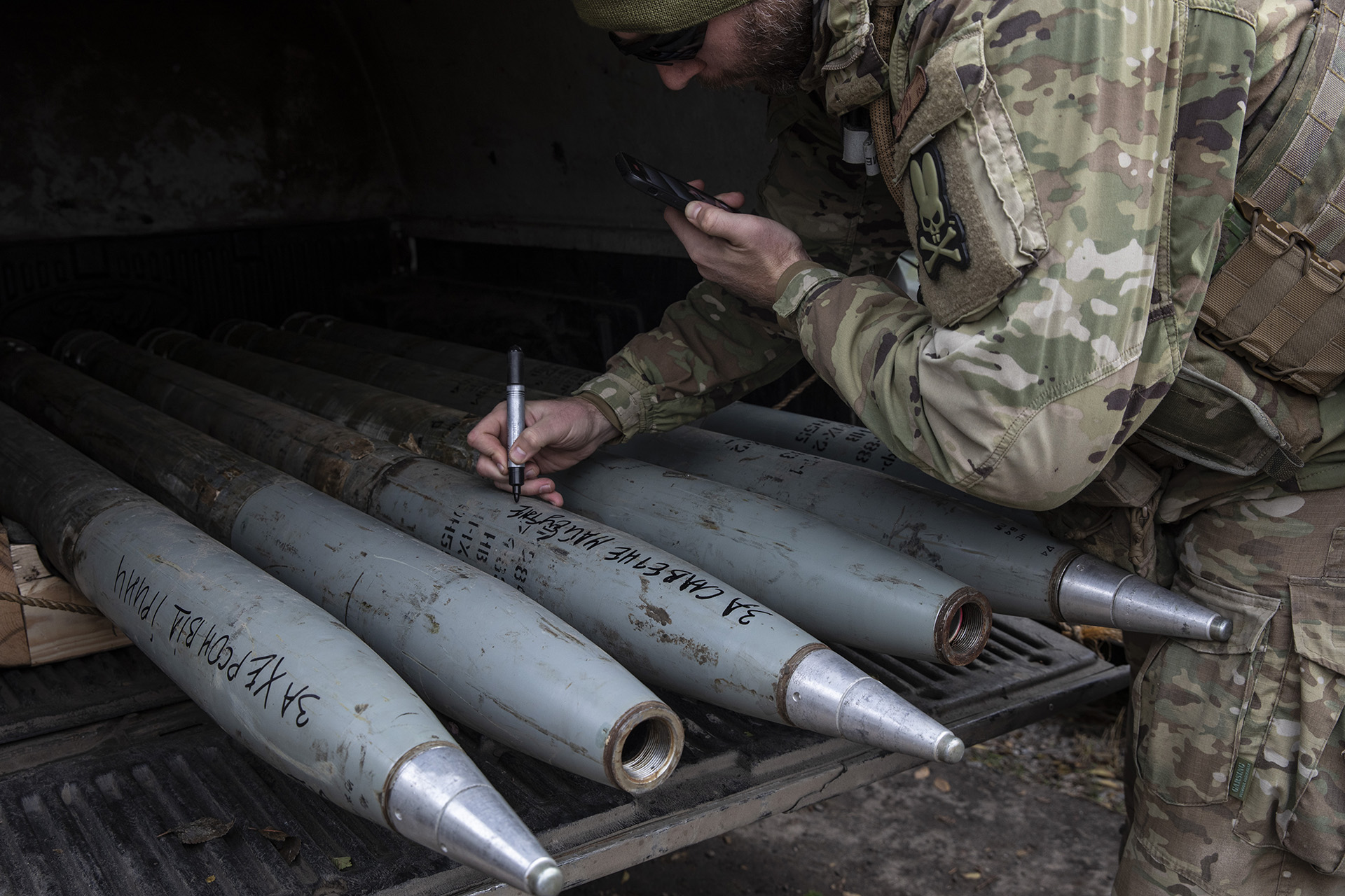 El comandante de la unidad de Karlson, que se hace llamar Playboy, escribió mensajes que incluían "Arde en el infierno", "Ucrania es la única" y "Por el futuro sagrado de Ucrania" en municiones