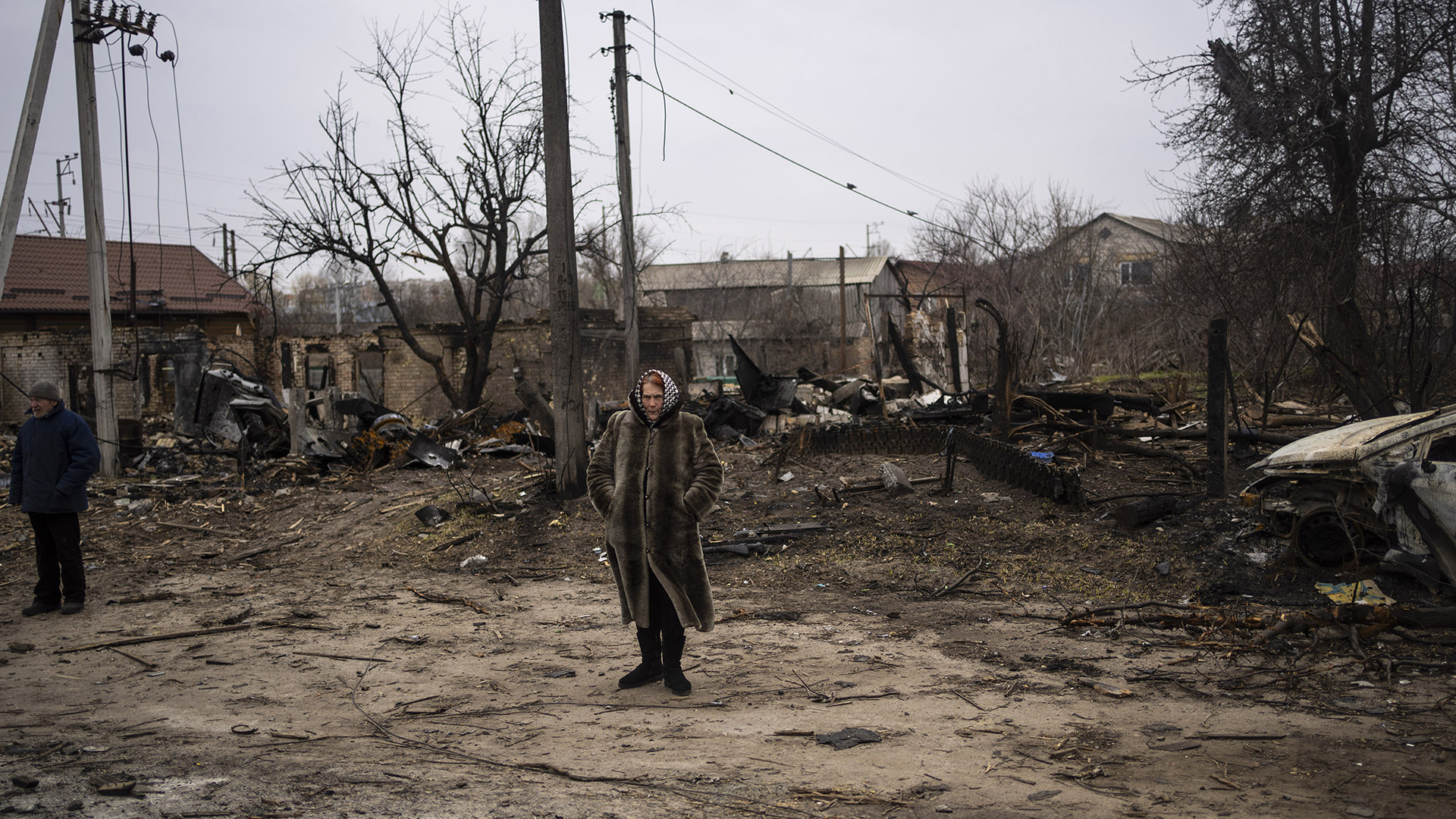 Una mujer camina en medio de la destrucción causada por la guerra en Bucha, en las afueras de Kiev, Ucrania, el martes 5 de abril de 2022. La ciudad fue uno de los escenarios de las atrocidades del ejército ruso contra civiles ucranianos (AP Photo/Rodrigo Abd)