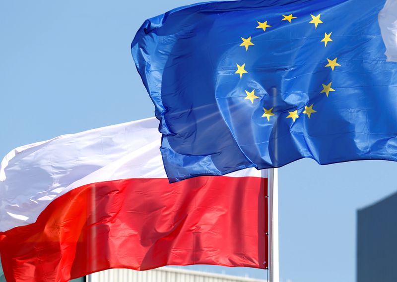 FOTO DE ARCHIVO. Las banderas de la Unión Europea y de Polonia ondean en la refinería de Orlen en Mazeikiai, Lituania. 5 de abril de 2019. REUTERS/Ints Kalnins