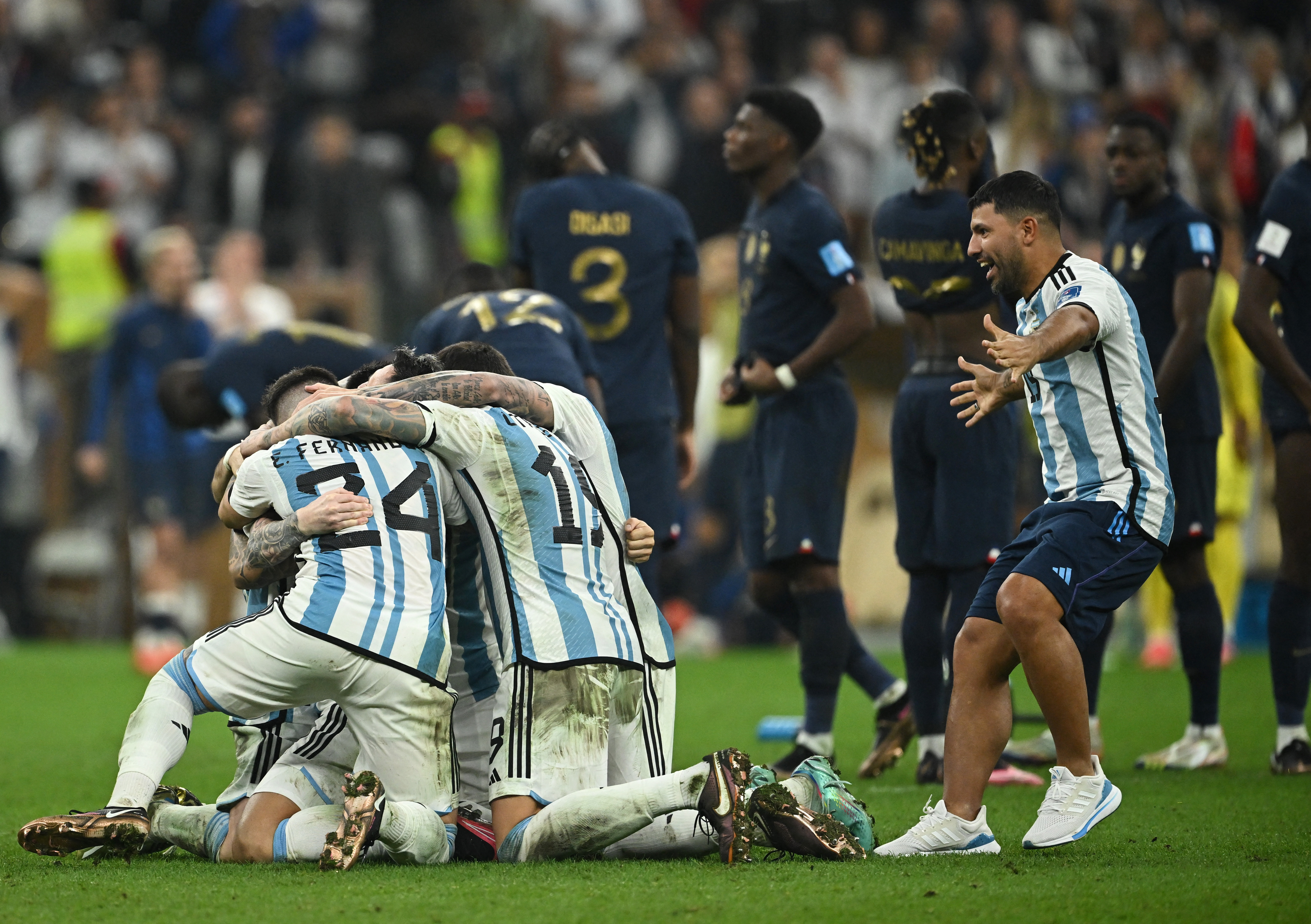 Argentina es campeón y el Kun llega desde la tribuna a sumarse a la montaña mágica del festejo. REUTERS/Dylan Martinez