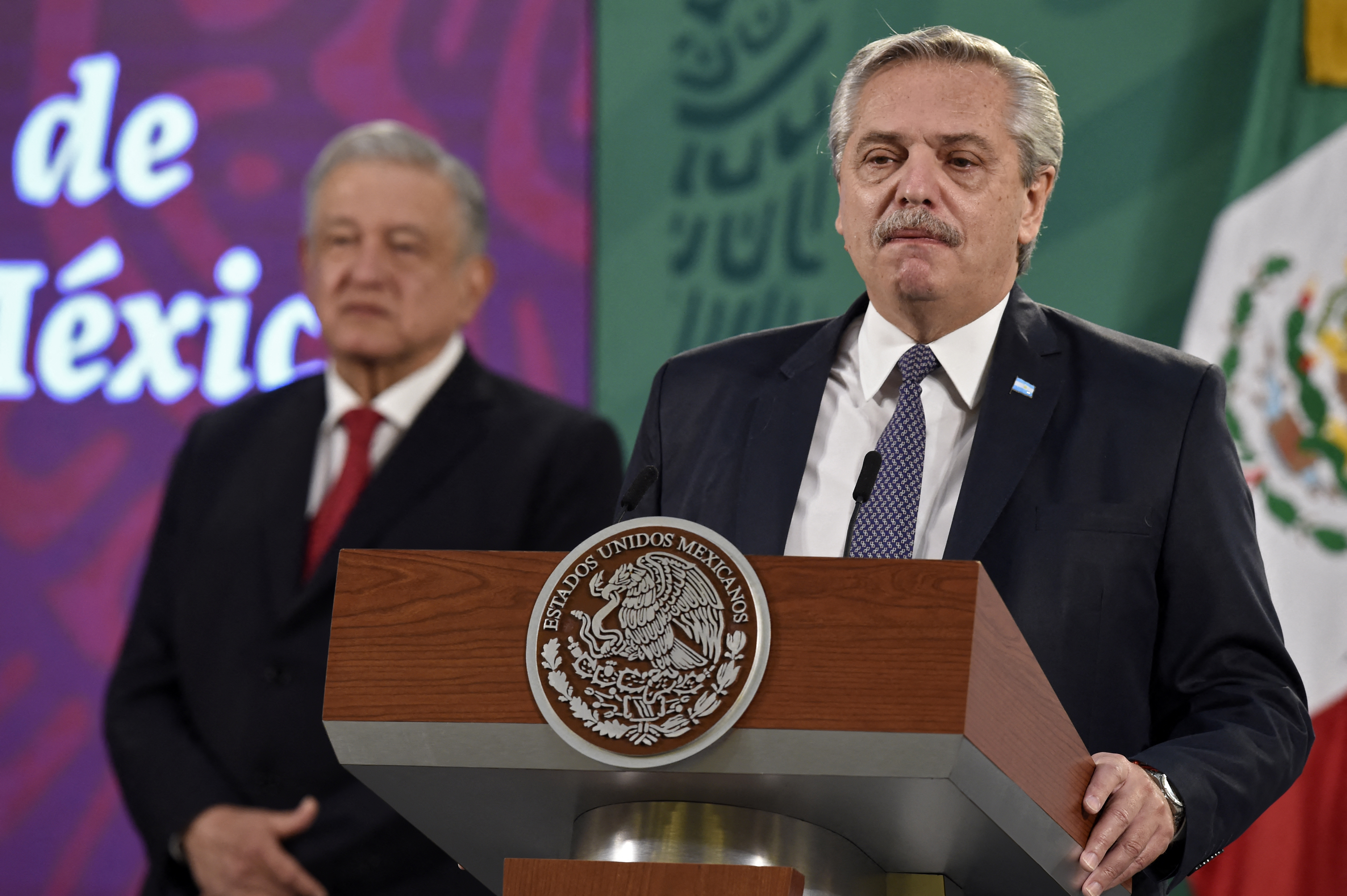 El presidente de Argentina Alberto Fernández habla en la conferencia matutina, en la Ciudad de México el 23 de febrero de 2021.