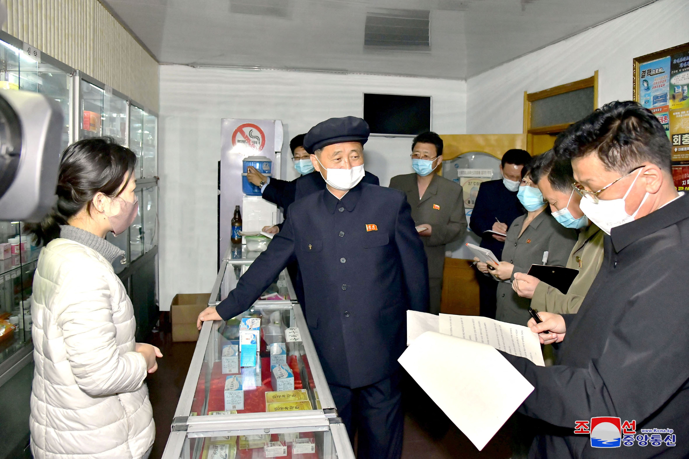 El primer ministro de Corea del Norte, Kim Tok Hun, inspecciona una farmacia en medio de la pandemia de la enfermedad por coronavirus (COVID-19), en Pyongyang, Corea del Norte, en esta foto sin fecha publicada el 17 de mayo de 2022 por la Agencia Central de Noticias de Corea del Norte (KCNA). KCNA vía REUTERS 