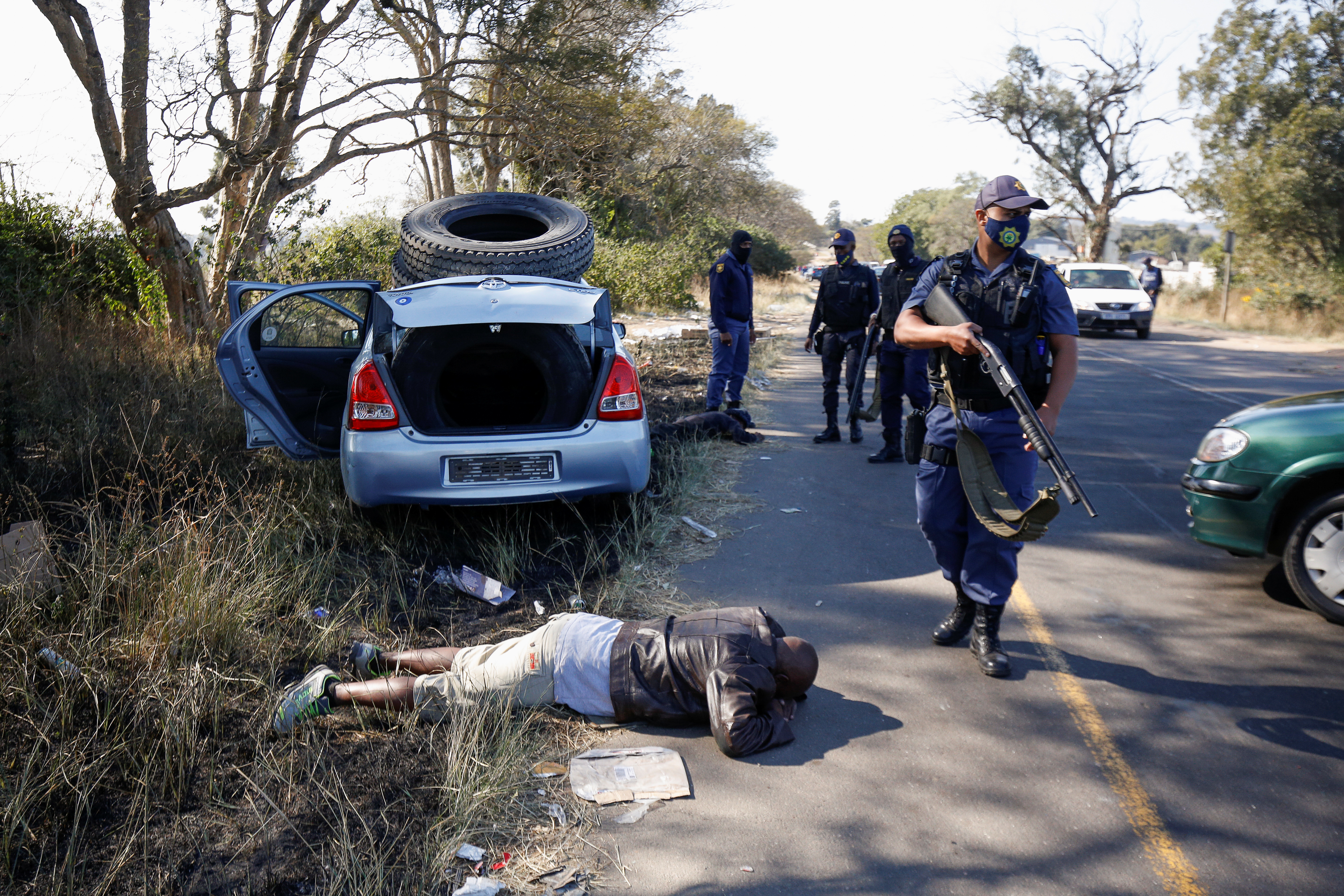 Agentes de policía detienen a personas después de que estallara la violencia tras el encarcelamiento del ex presidente sudafricano Jacob Zuma, en Cato Ridge, el 14 de julio de 2021 (REUTERS/Rogan Ward)