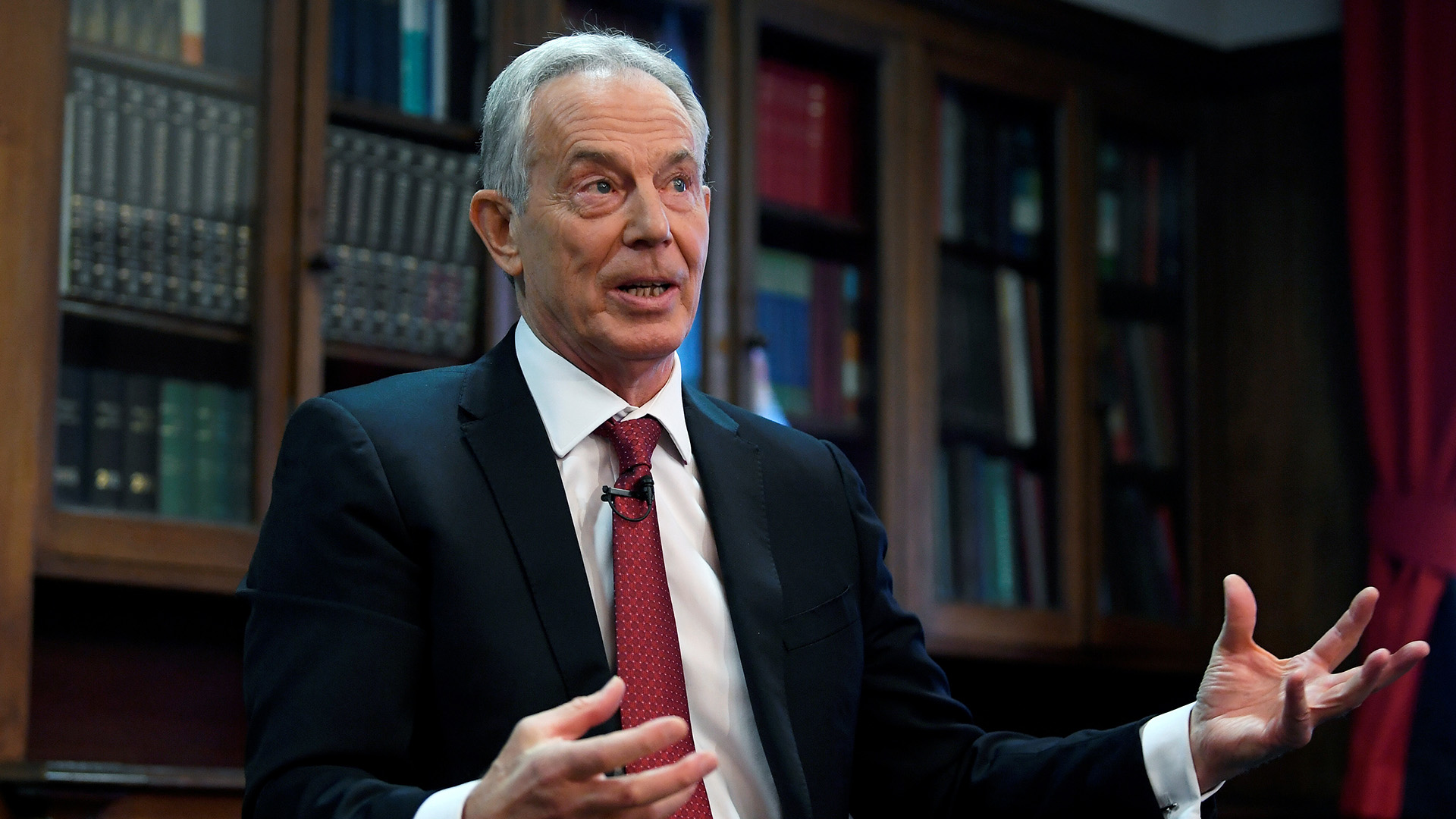 El ex Primer Ministro británico, Tony Blair, y su equipo de expertos señaló que la vacunación es necesaria hoy en “un mundo de variantes más transmisibles y potencialmente más mortales”. /
REUTERS/Toby Melville/File Photo