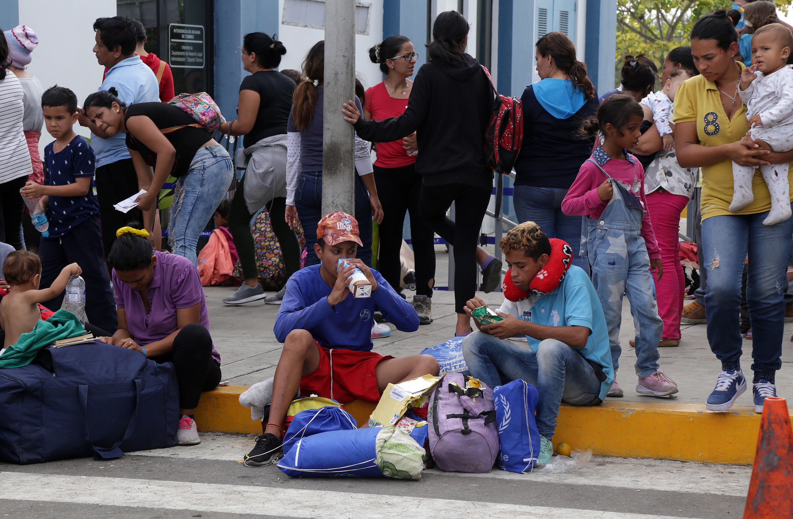 Migrantes venezolanos en la ciudad fronteriza de Tumbes, Perú (EFE/Néstor Quiñones/Archivo)
