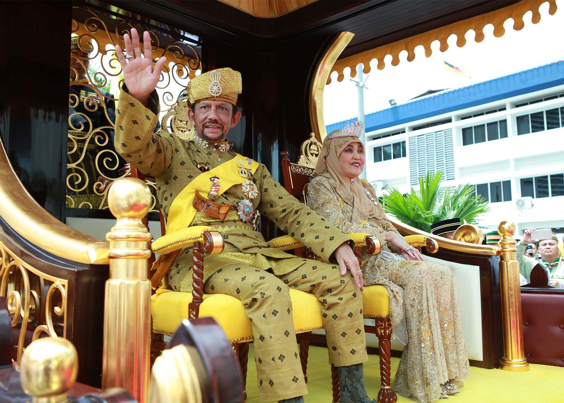 El sultán de Brunei y la reina Saleha desfilan por Bandar Seri Begawan
Jubileo de Oro del Sultán de Brunei, Bandar Seri Begawan, Brunei - 5 de octubre de 2017. Foto de Shutterstock 