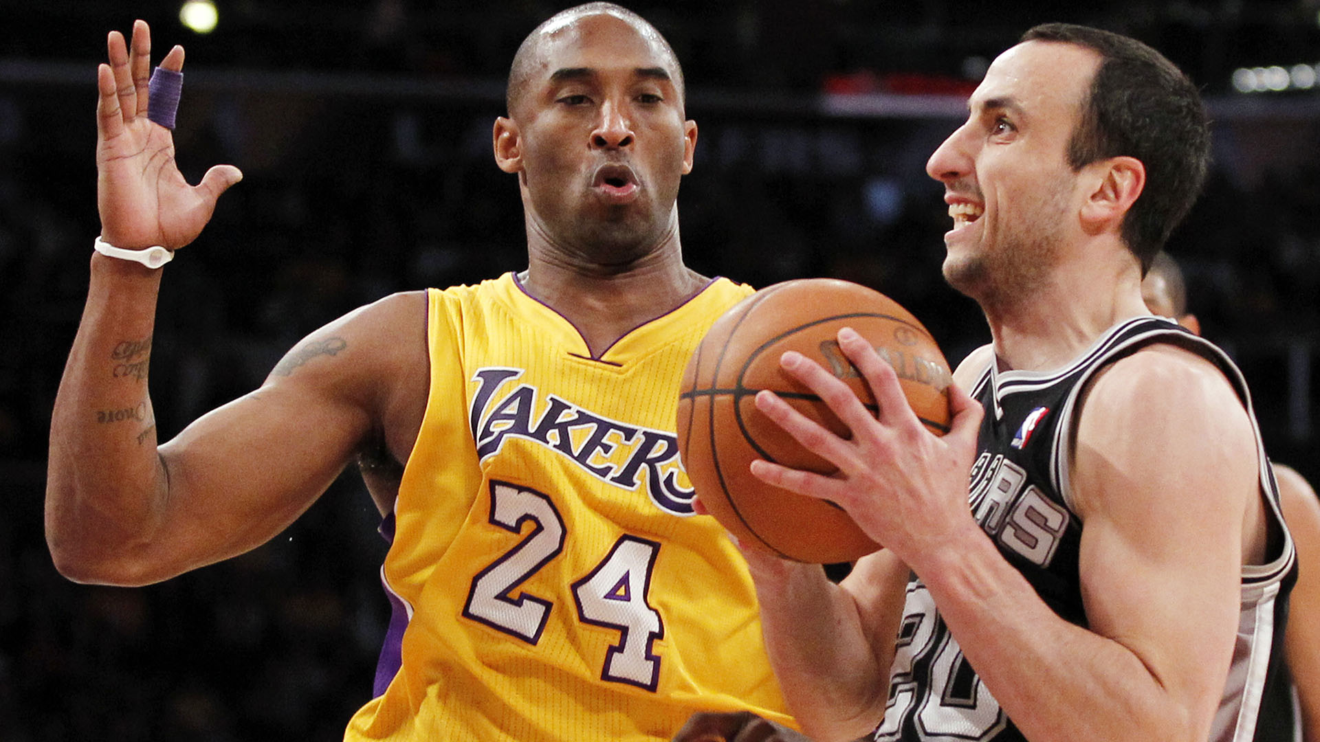 Kobe Bryant defendiendo el ataque de Manu Ginobili en un partido entre los Lakers y Los Spurs 