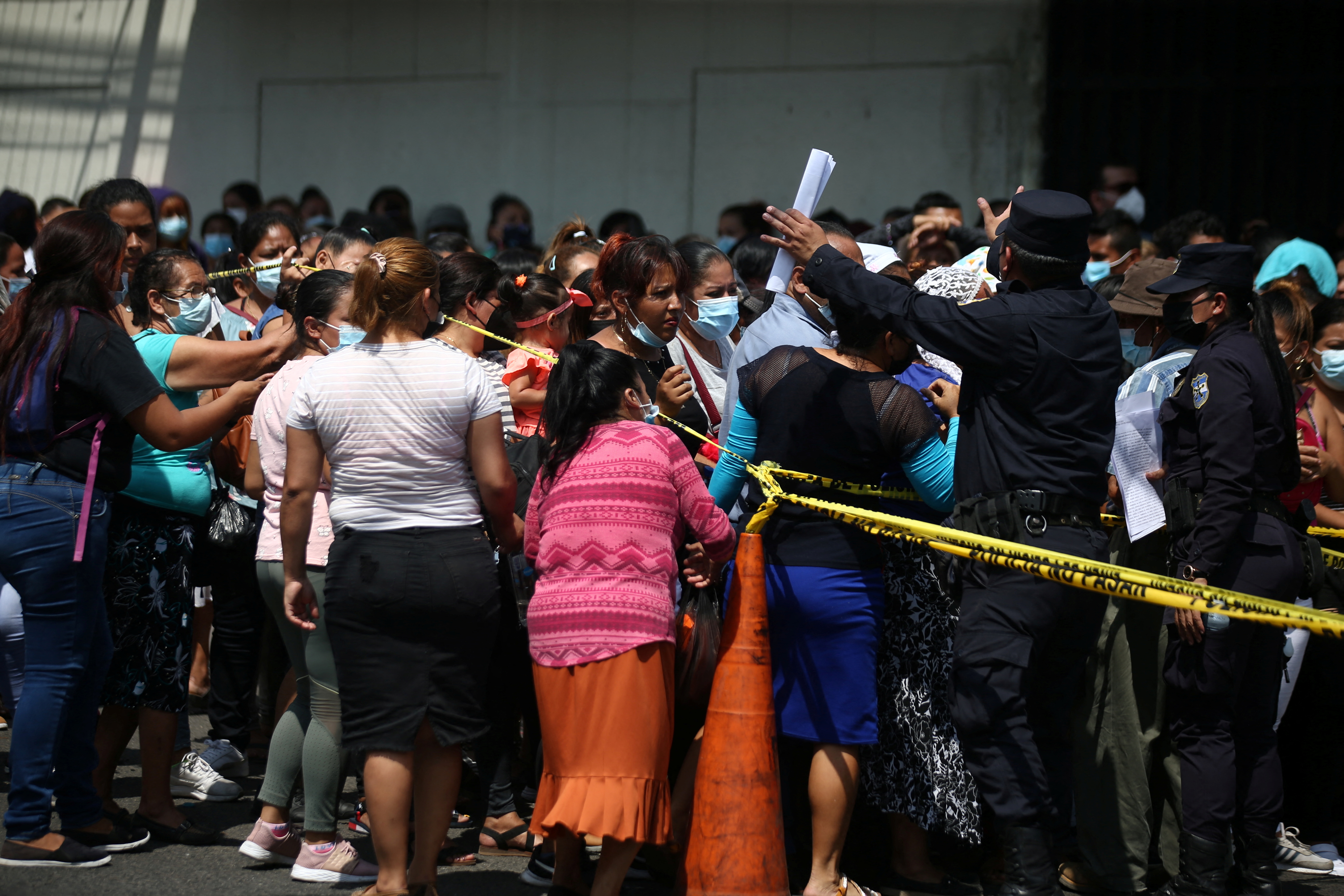 Decenas de personas esperan información sobre familiares detenidos en una cárcel salvadoreña. REUTERS/Jose Cabezas