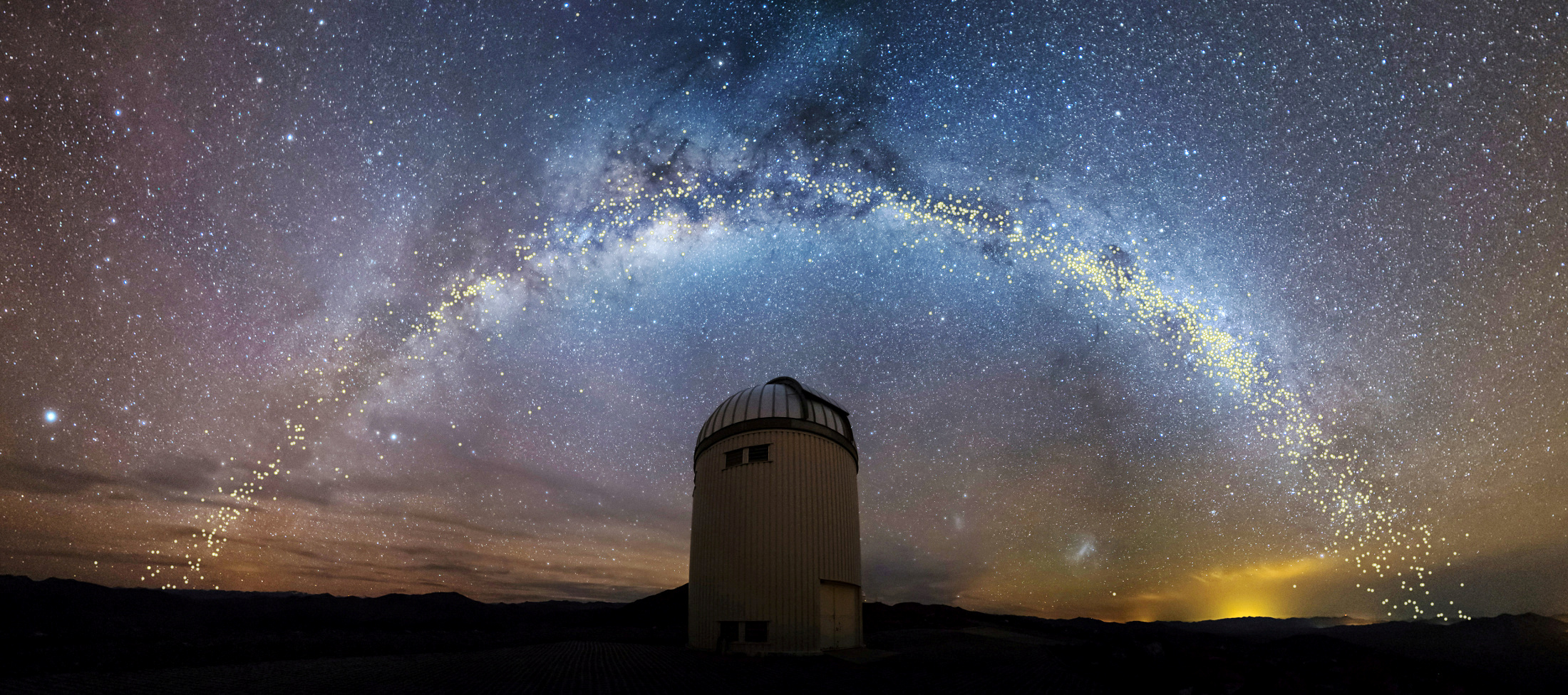 Die Scheibe der Milchstraße ist in einer künstlerischen Nachbildung über dem Teleskop der Universität Warschau am Observatorium Las Campanas in Chile zu sehen (Jan Skowron/Universität Warschau über REUTERS).