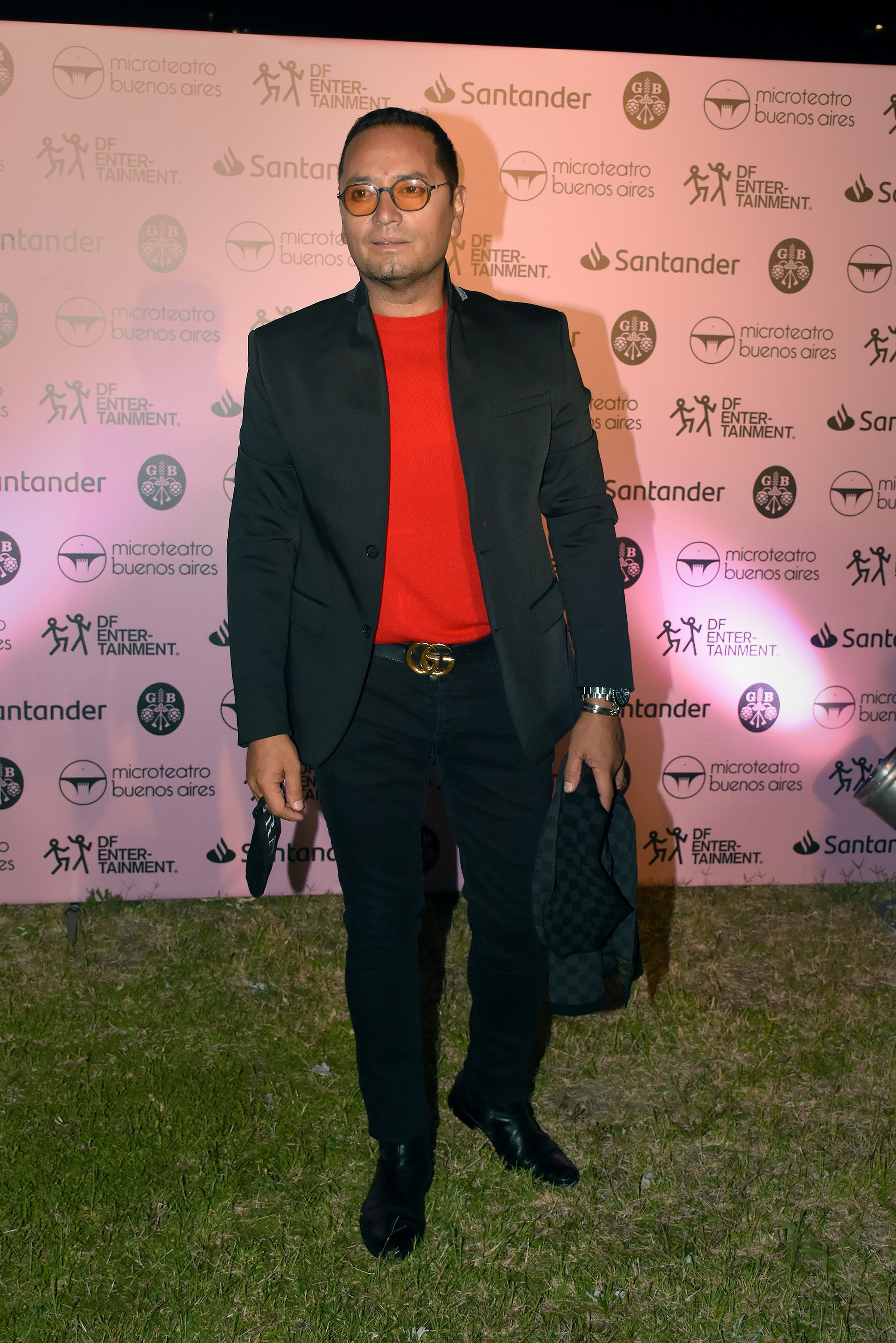 Fabián Medina Flores lució un outfit súper elegante combinando los colores negro y colorado en el que se destacaba un cinturón Gucci 