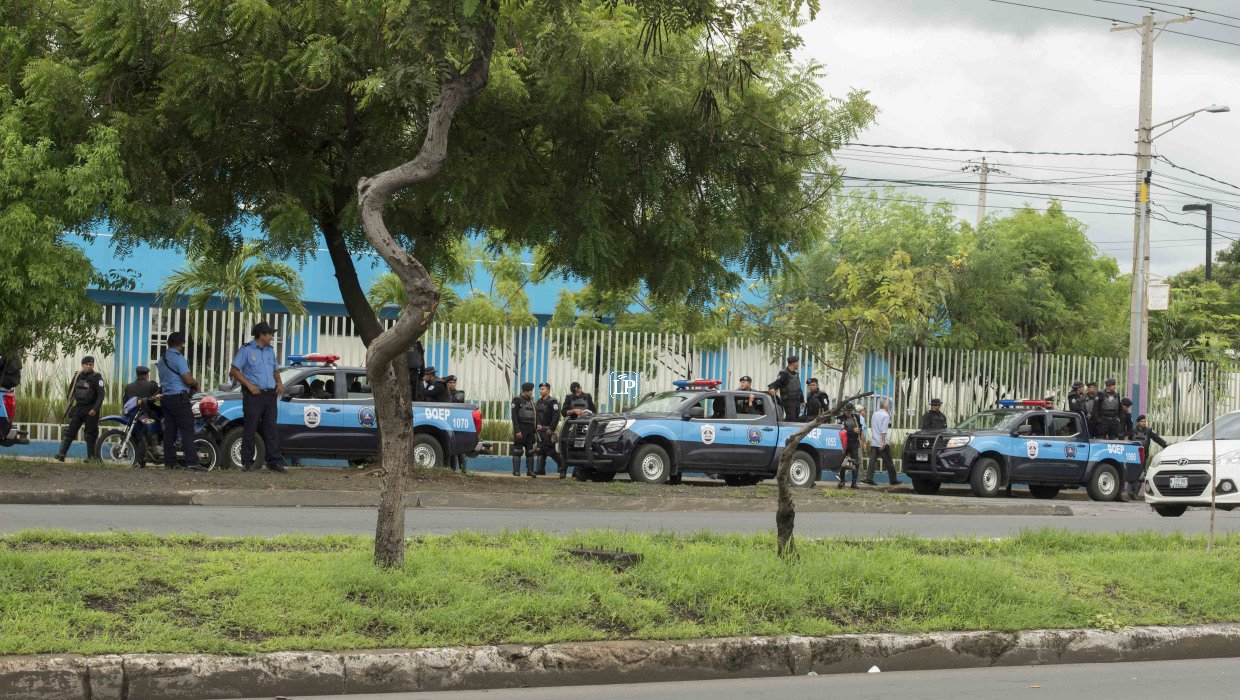 Patrullas de policías asedian al diario La Prensa. Lo mismo sucede en casas de opositores, centros comerciales y oficinas de empresas donde alguna vez se han realizado protestas.