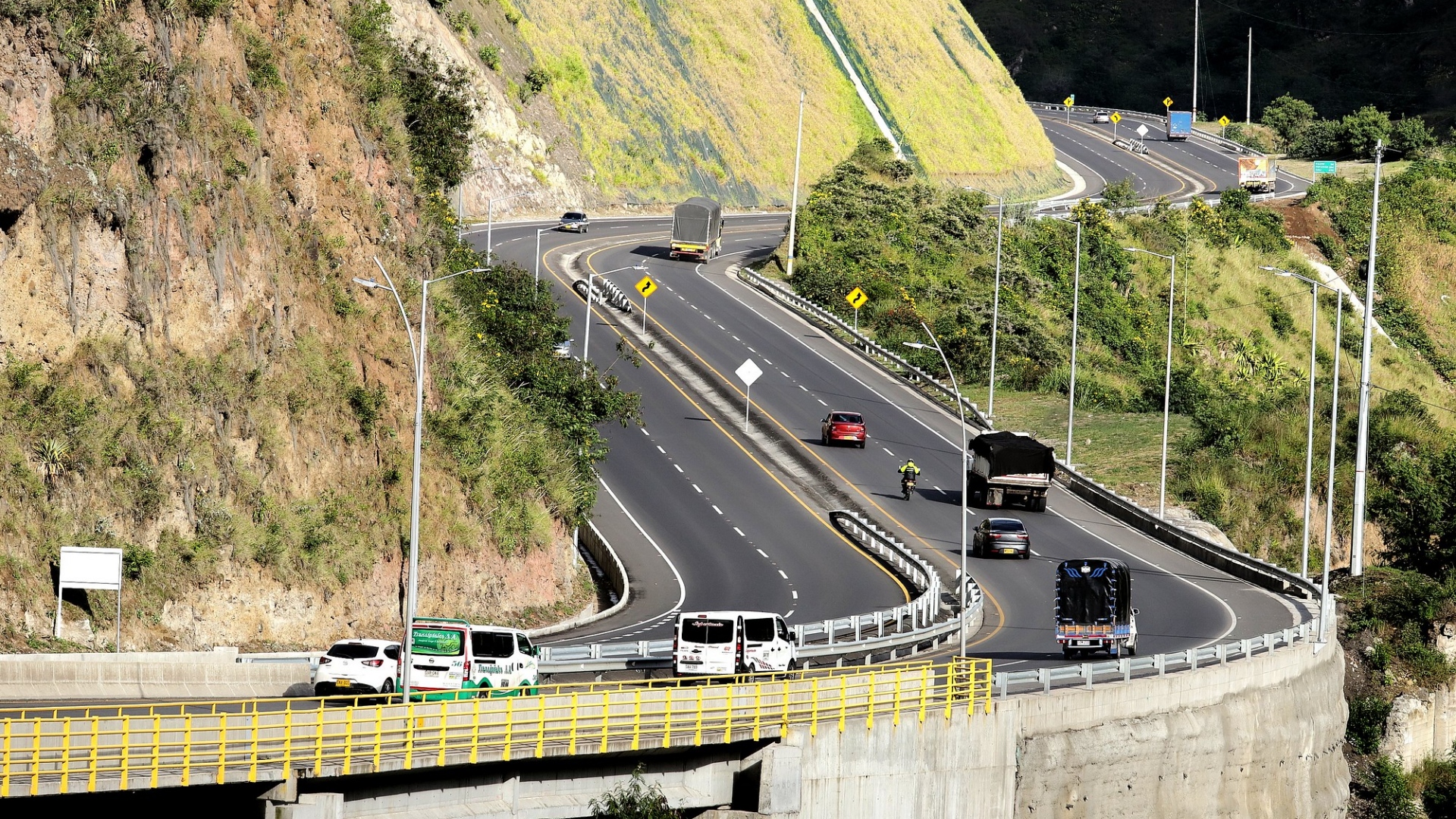 Gobierno colombiano ha invertido 4,2 billones de pesos en vías terciarias durante los últimos tres años