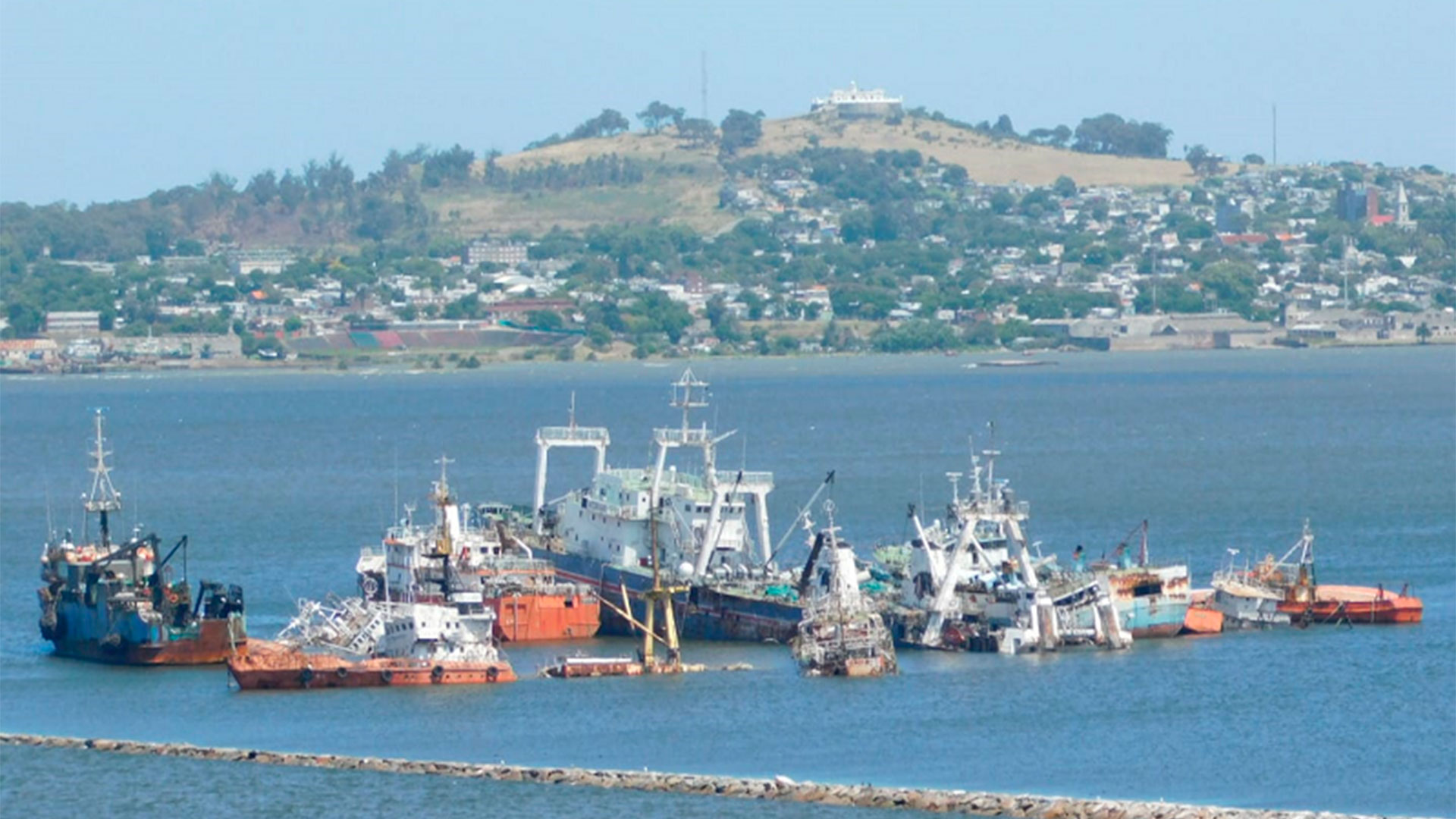 Comenzarán a desmontar el “cementerio fantasma” de barcos de Montevideo