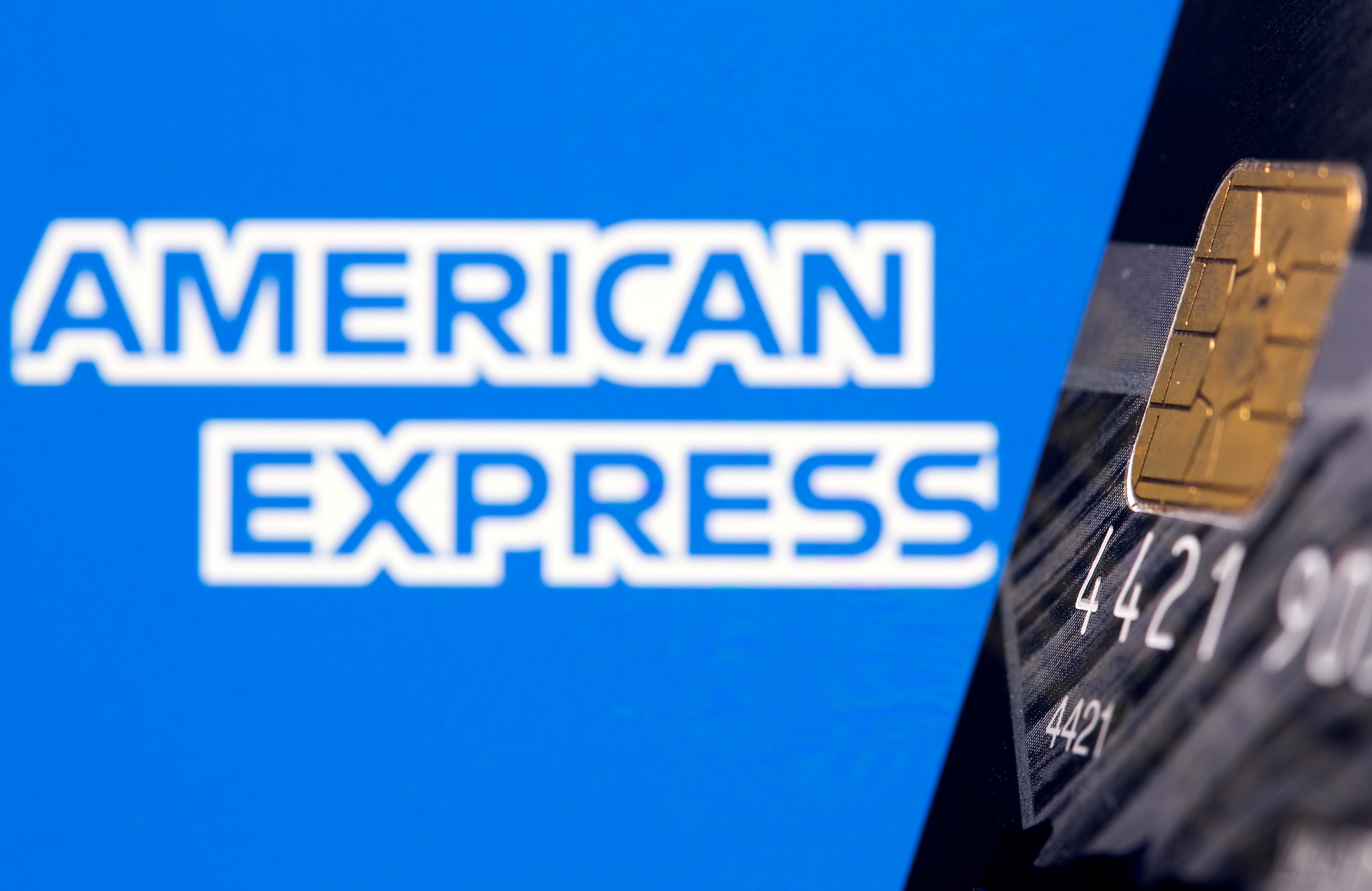 Una carta de crédito de American Express y el logo de la empresa (REUTERS/Dado Ruvic)