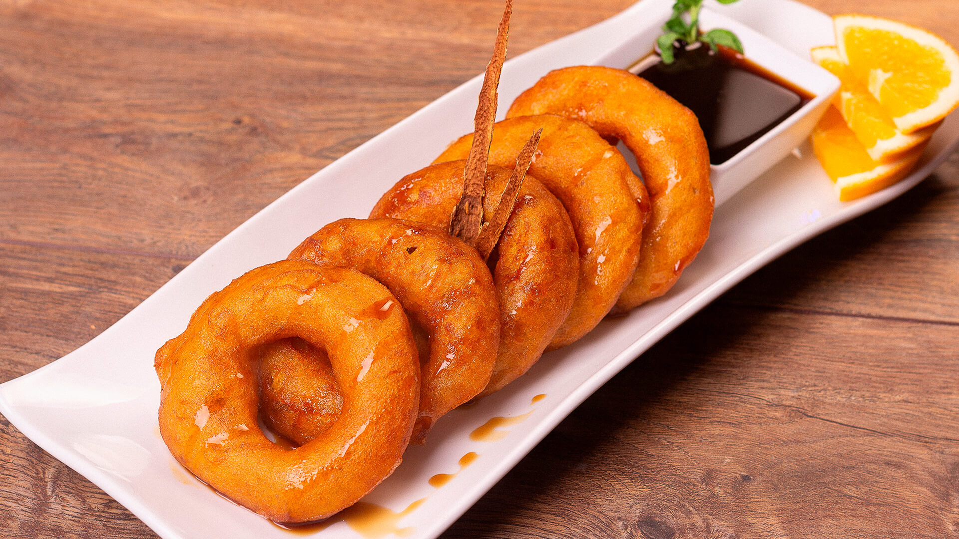 Picarones, tradicional postre peruano.