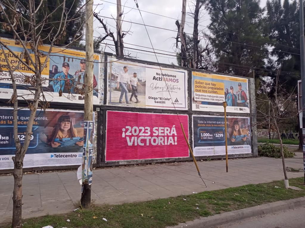 Carteles de Tolosa Paz en la vía pública 