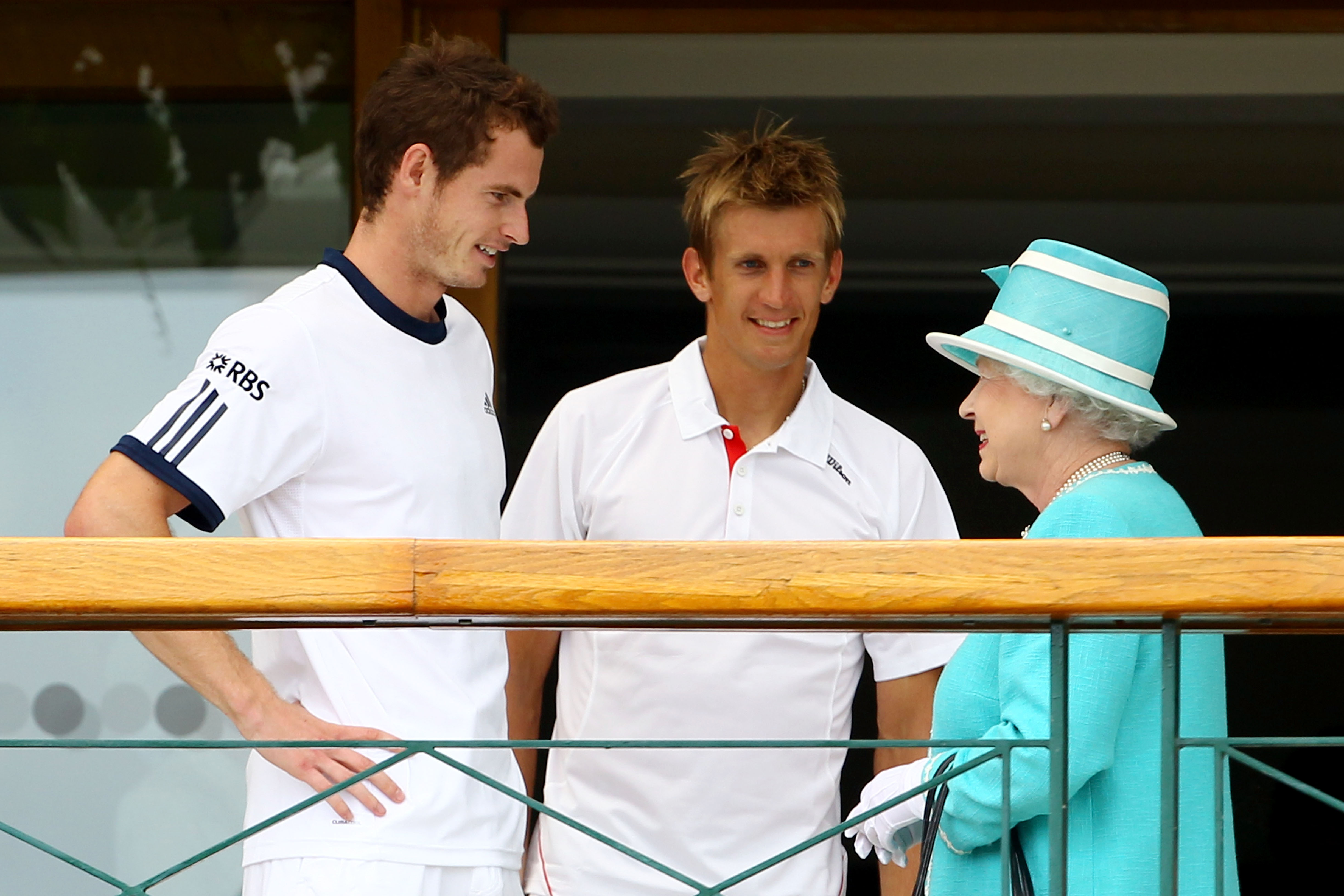 La reina dialoga con el tenista Andy Murray en una de las pocas veces que usó el Palco Real de Wimbledon (Julian Finney/Getty Images)