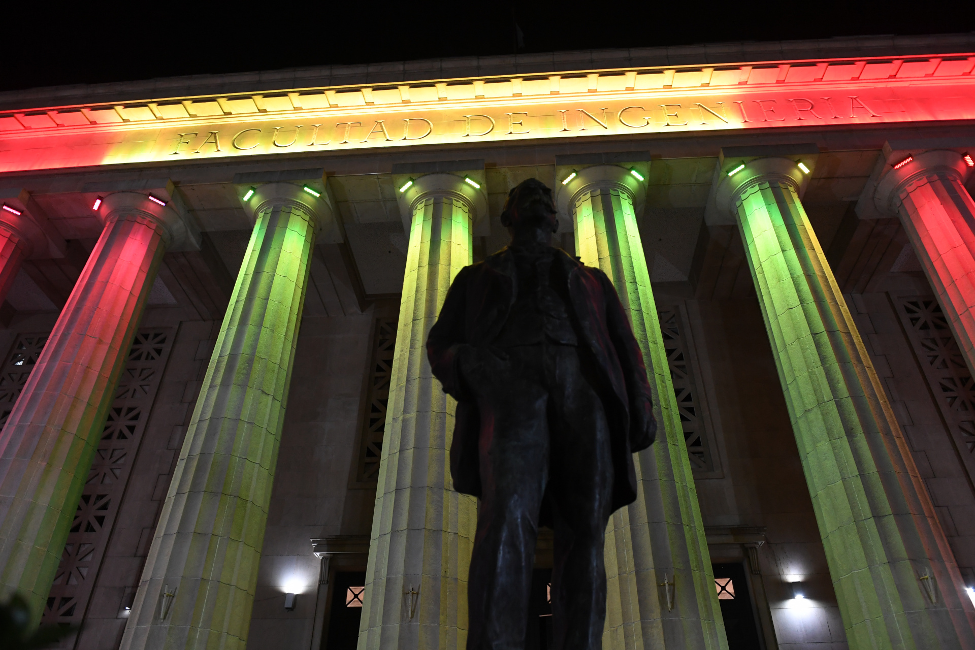 Fueron iluminados los principales monumentos históricos y los edificios emblemáticos de la Ciudad.