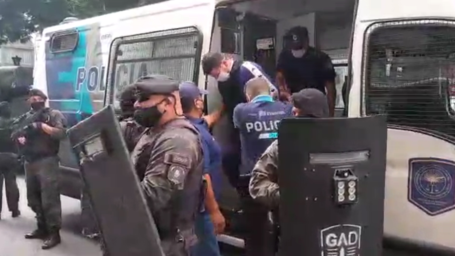 Video: el traslado a la cárcel de “El Paisa”, acusado de ser el dueño de la cocaína envenenada
