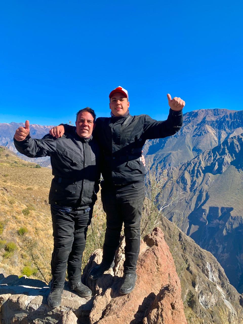 Padre e hijo en el cañón del Colca, Perú. Maxi Castagno dice que "es el viaje de nuestras vidas"