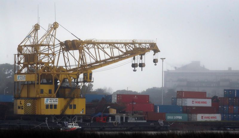 Las restricciones a las importaciones están afectando los niveles de producción y moderando las perspectivas de crecimiento. REUTERS
