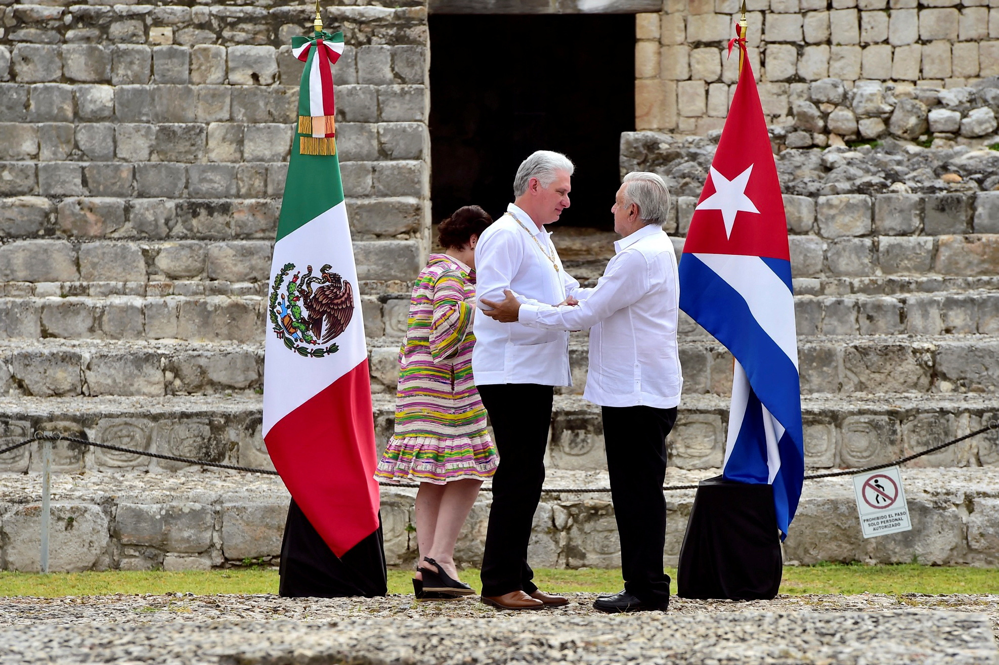 El presidente López Obrador y el líder del regimen cubano, Miguel Díaz-Canel se abrazan en la zona arqueológica de Edzná, Campeche (Foto: Reuters)