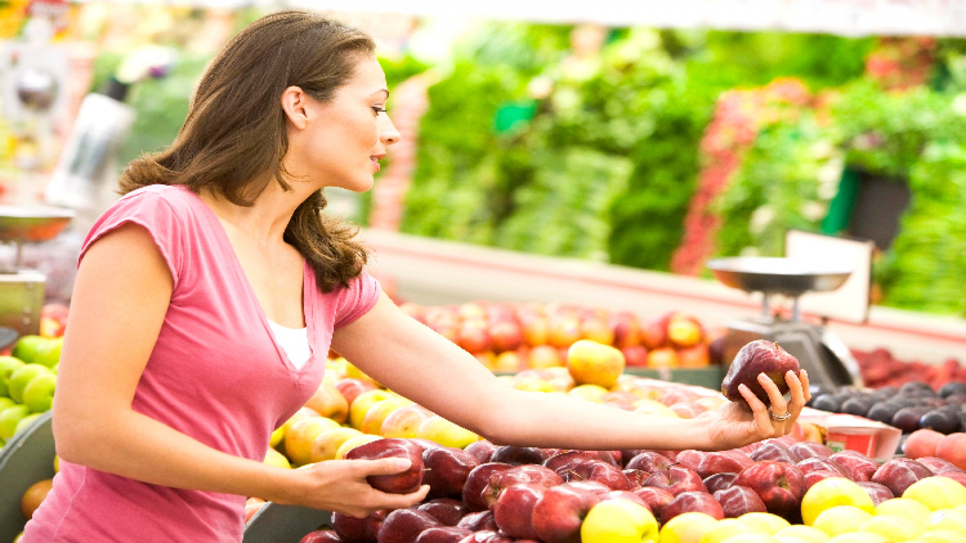 La alimentación saludable no tiene por qué ser cara, las frutas y verduras de estación pueden provocar un fuerte ahorro 