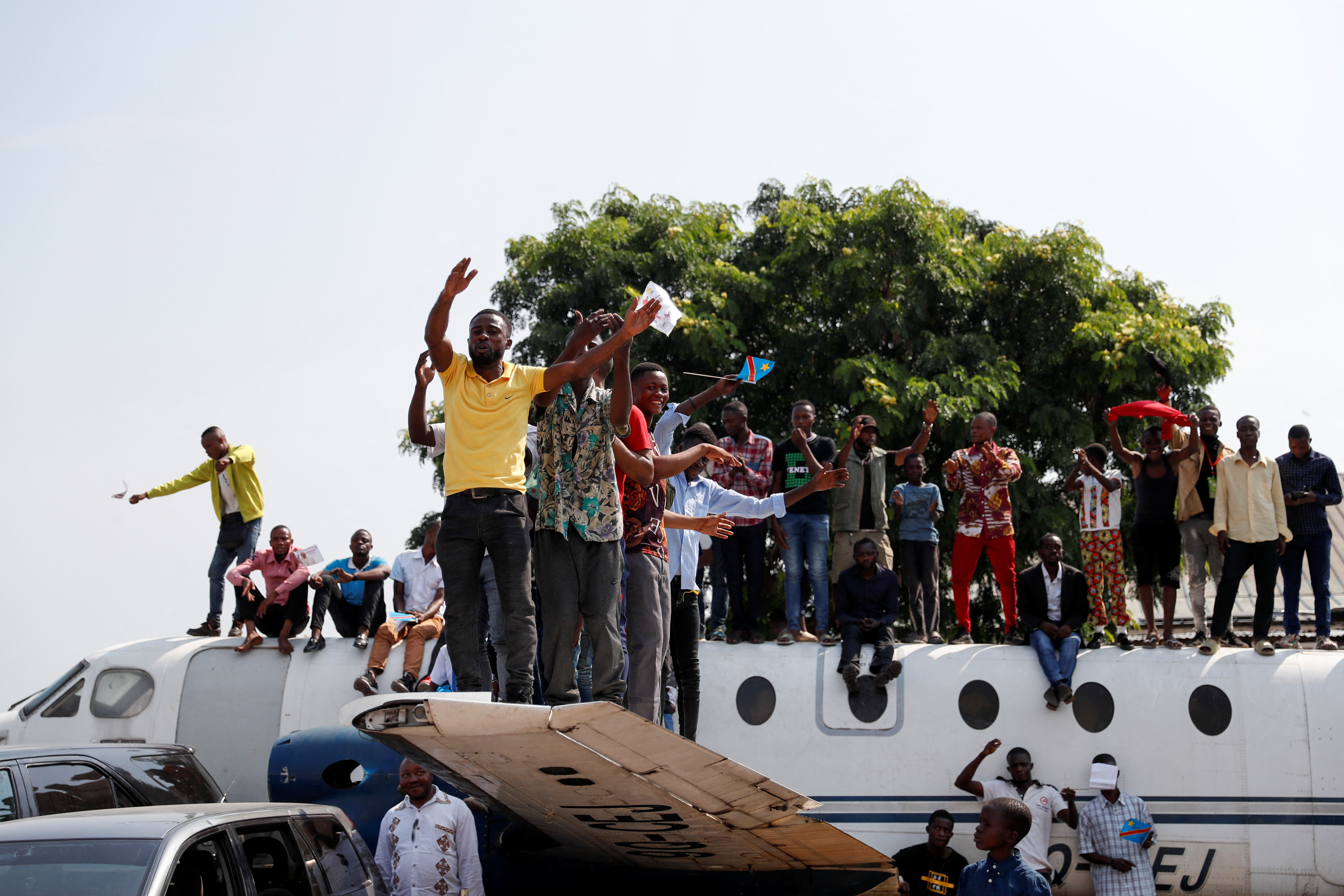 Varias personas suben a un viejo avión mientras el papa Francisco celebra una misa en el aeropuerto de Ndolo durante su viaje apostólico, en Kinshasa, República Democrática del Congo, 1 de febrero de 2023. REUTERS/Yara Nardi