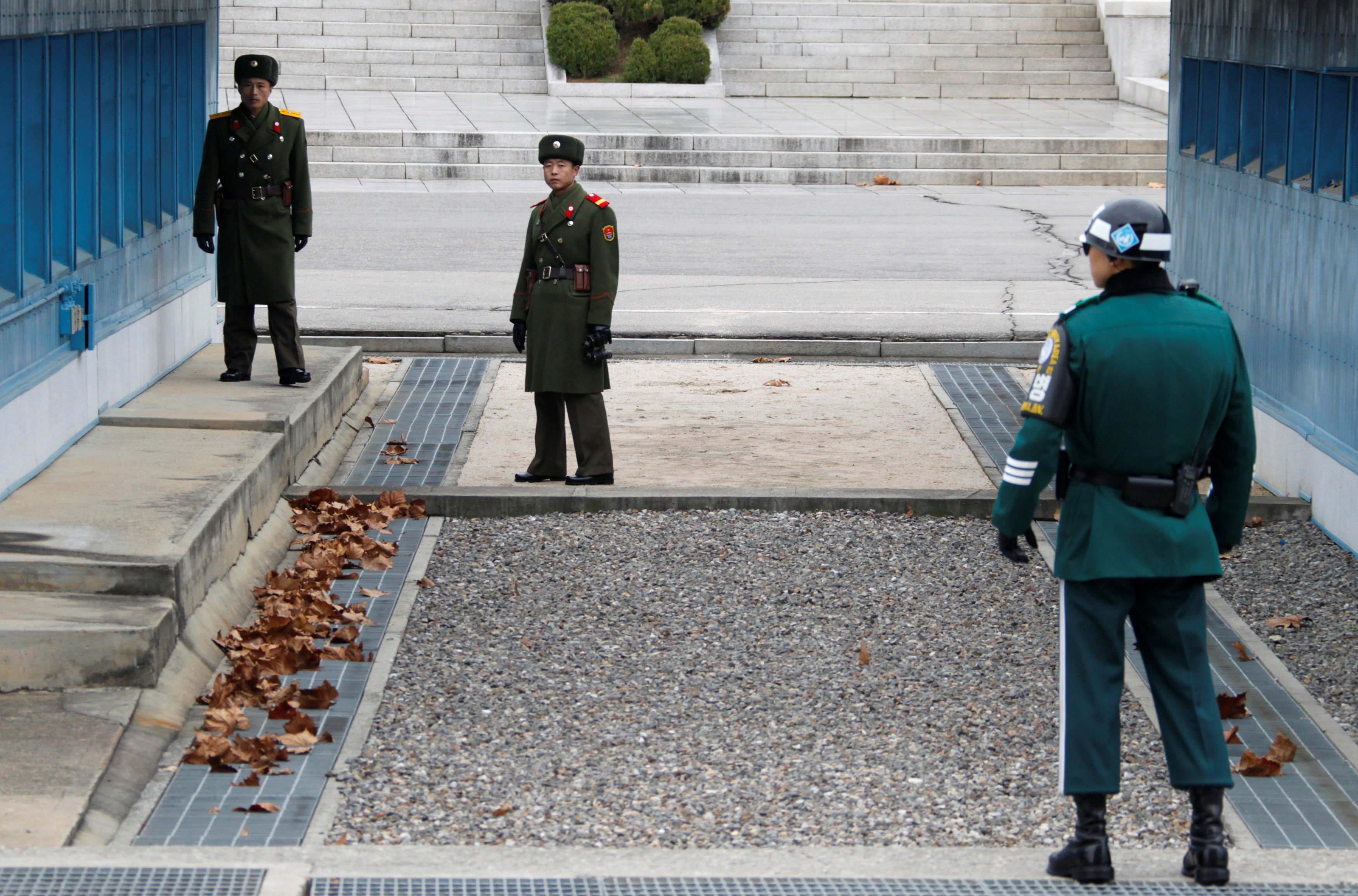 Soldados norcoeanos miran a un militar de Corea del Sur en la frontera (Reuters)
