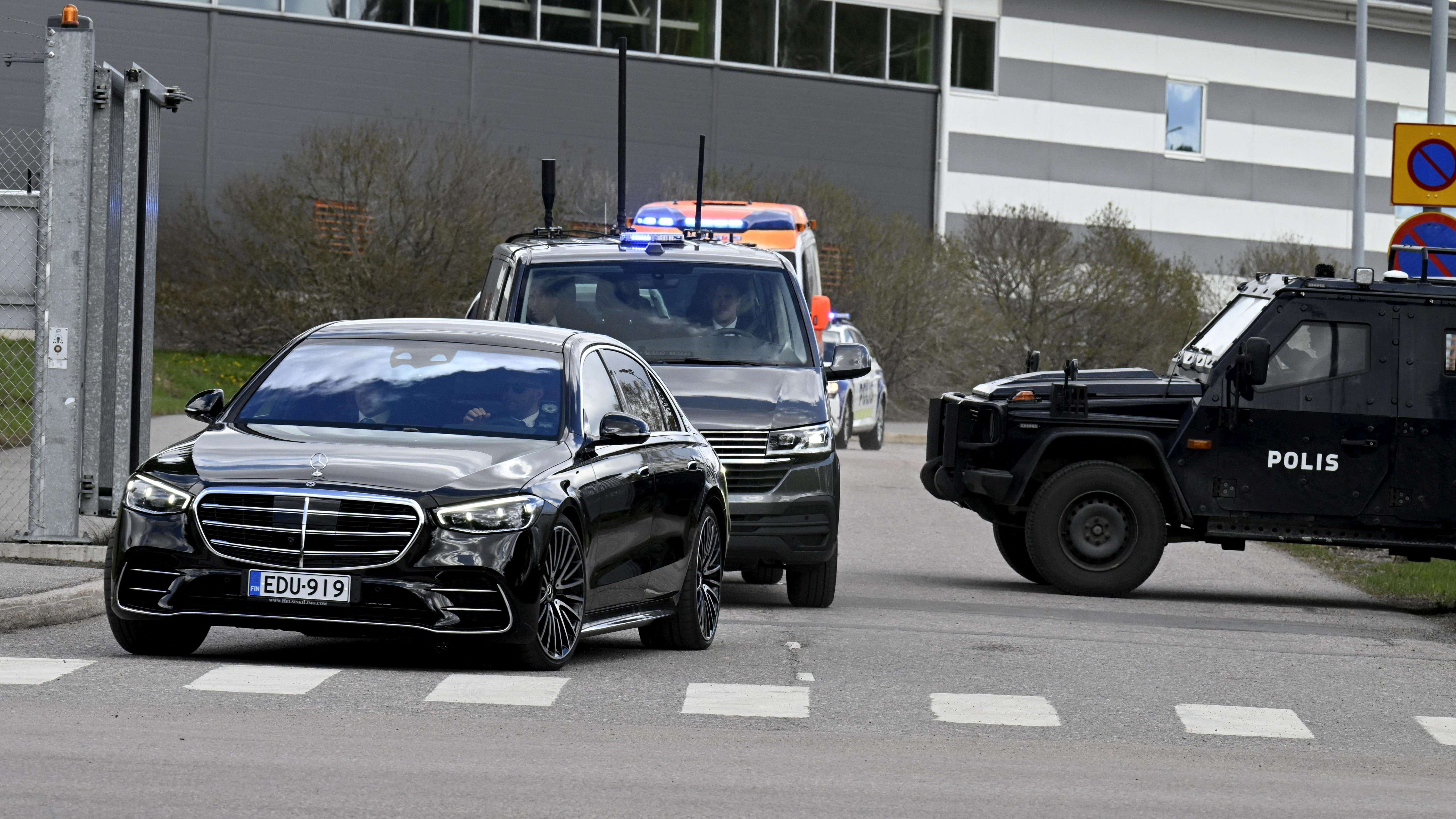 La caravana de seguridad de Zelensky tras su arribo a Helsinki (via Reuters)