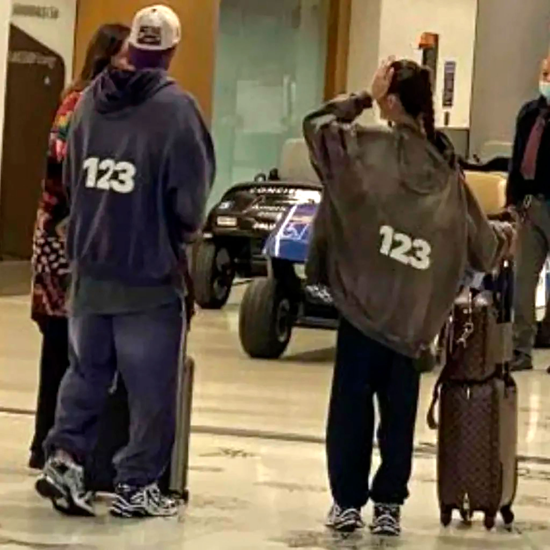 Rodrigo de Paul y Tini Stoessel con sus valijas, luego del viaje de regreso a la Argentina