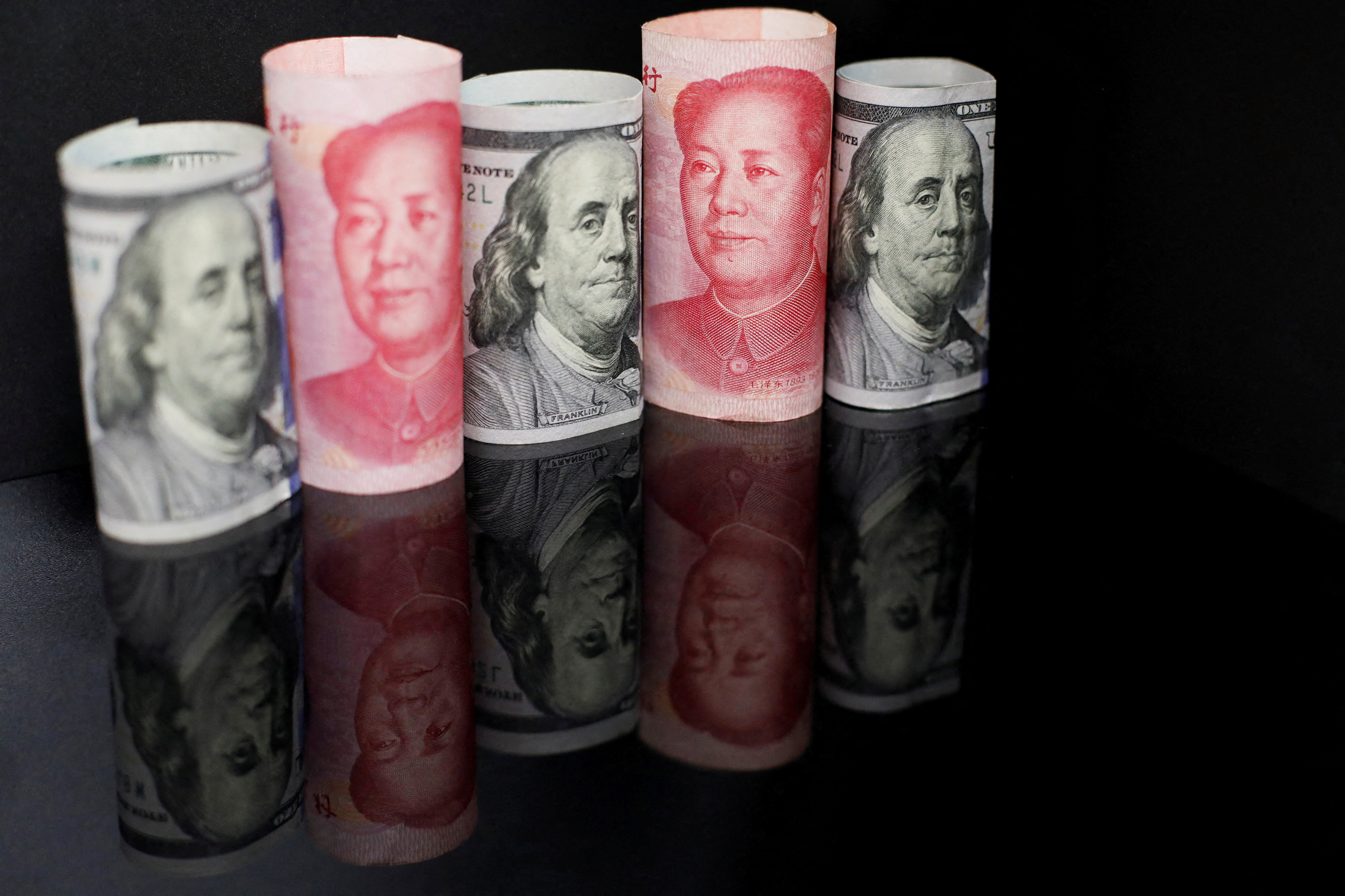 Billetes de yuan chino y de dólar estadounidense se ven en esta foto de ilustración tomada el 29 de septiembre de 2022. REUTERS/Florence Lo/Archivo