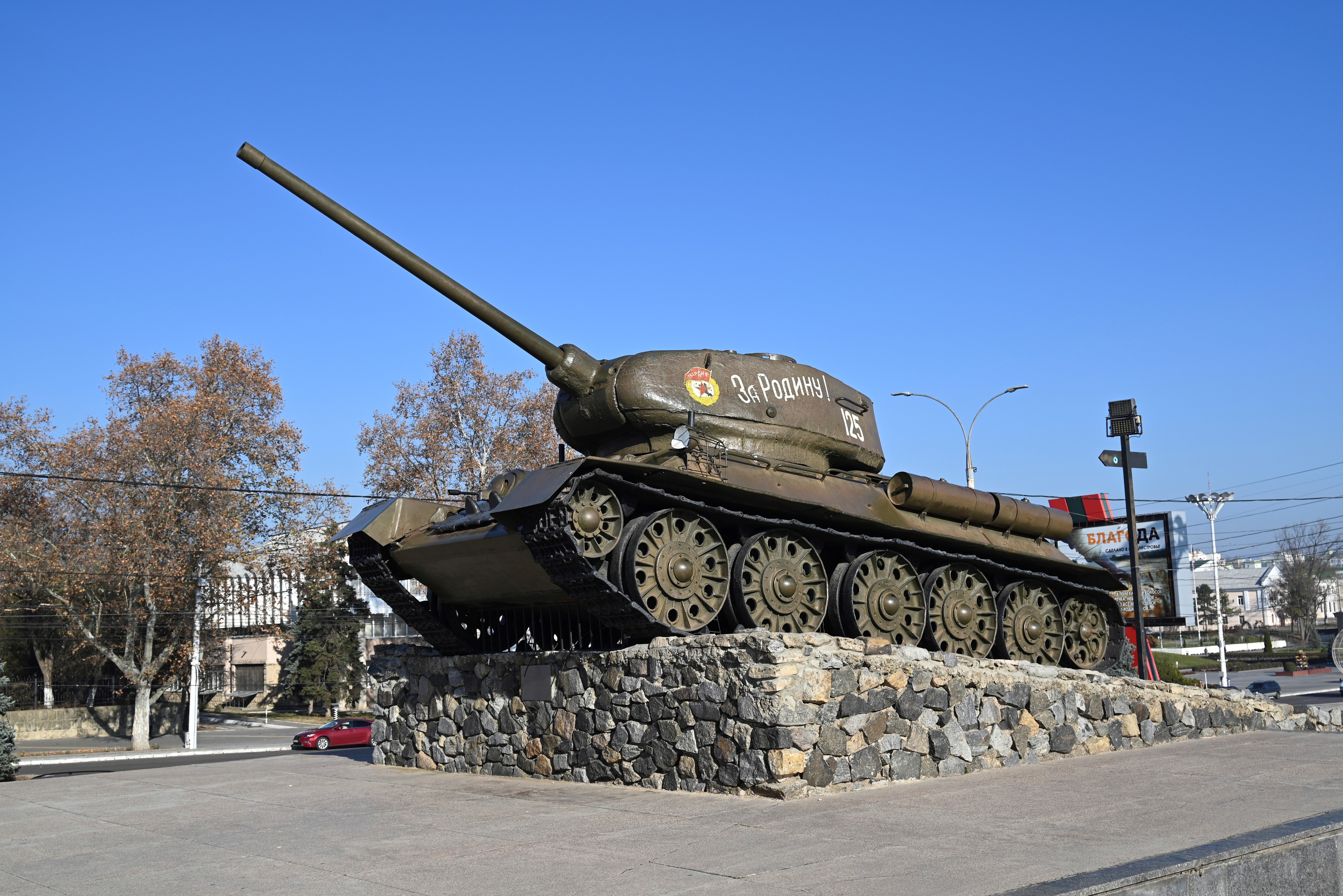 Tanque soviético T-34, uno de los símbolos de la ciudad, monumento en honor a la victoria sobre la Alemania nazi durante la Gran Guerra Patria (1941-45), en Tiráspol, capital de Transnistria (EFE/ Ignacio Ortega)
