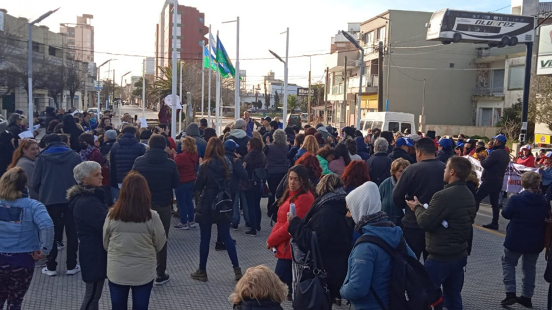 Los vecinos de San Clemente del Tuyú marcharon para repudiar la llegada de Fabián Tablado (www.faronoticias.com.ar)
