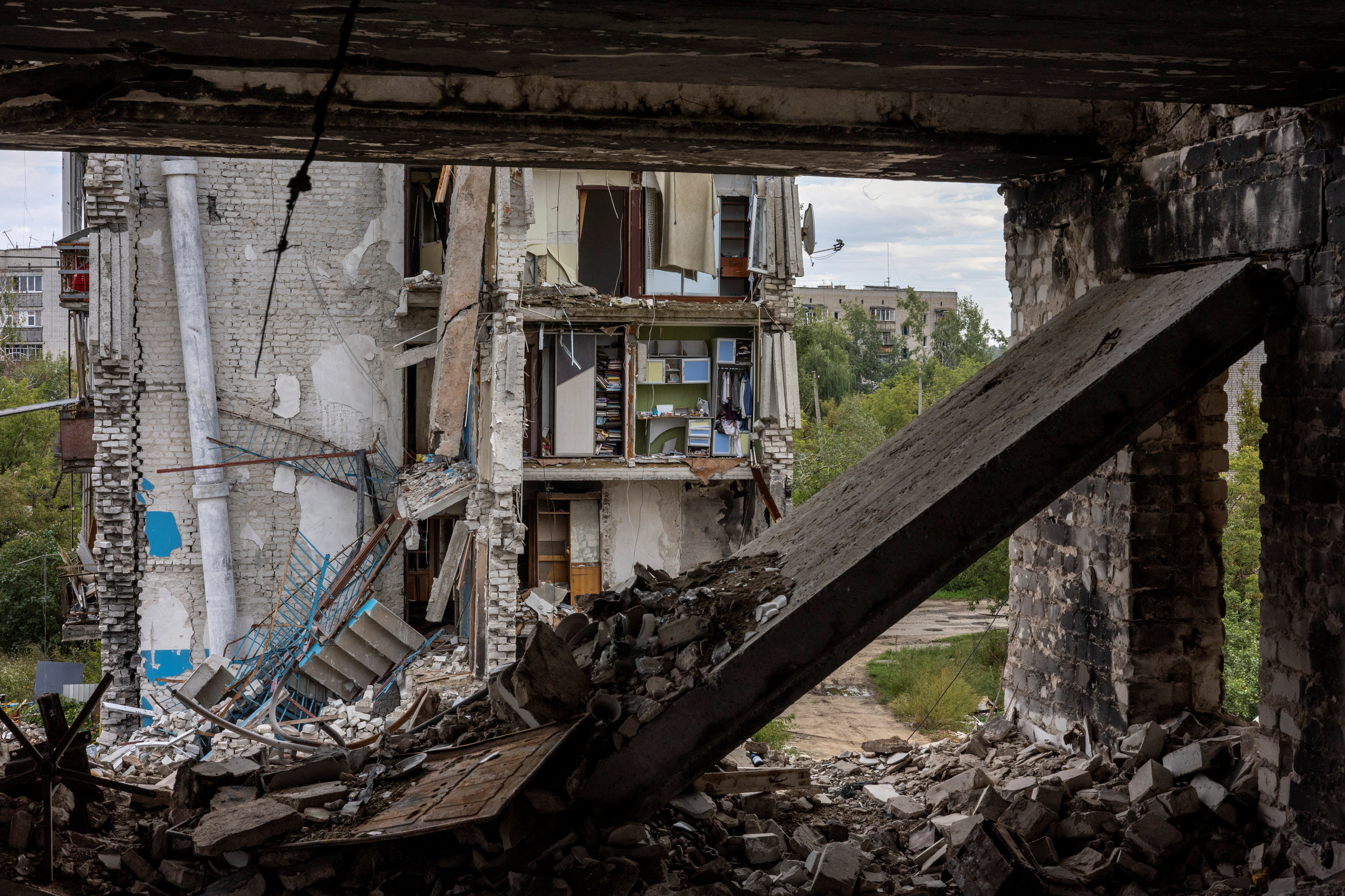 El ejército ucraniano informó que se han descubierto diez cámaras de tortura en los territorios de Kharkiv, seis de ellas en la ciudad de Izium, otras dos en la ciudad de Balaklia, una en el pueblo de Hrakovo, en el distrito de Chuhuiv, y una en la ciudad de Vovchansk.