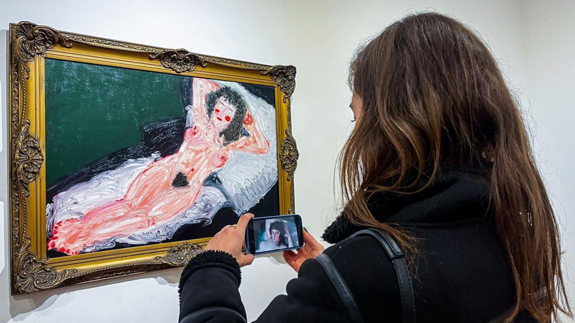 "La maja después de Goya" y una visitante que utiliza la audioguía (@delinfinito)