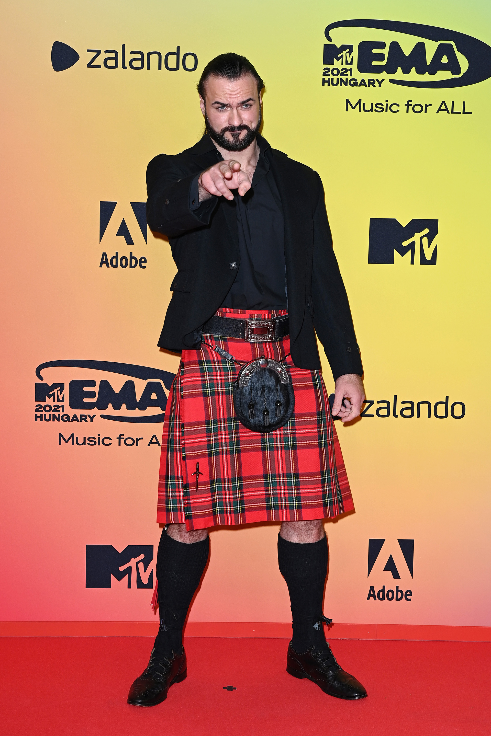 El luchador escocés Drew McIntyre con pollera escocesa en la alfombra de los MTV Europe Music Awards