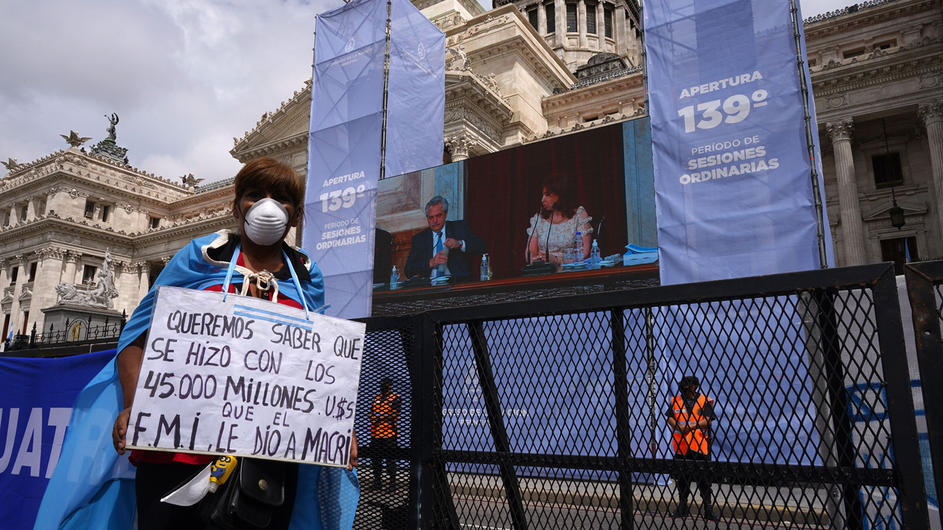 Uno de los pocos militantes que fue al Congreso portó un mensaje contra el FMI